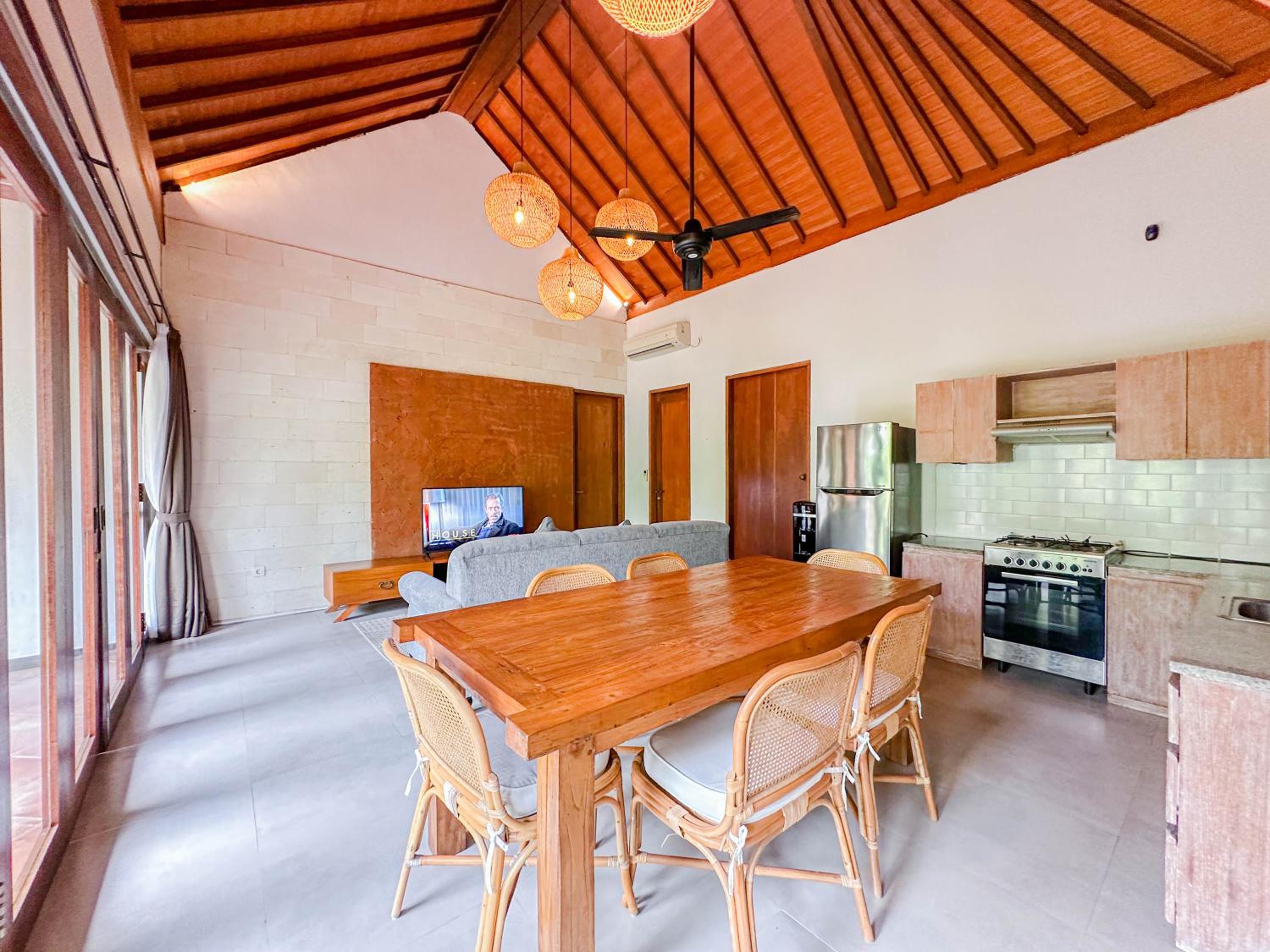 Three-Bedroom Villa with Bathtub and Kitchen photo 2