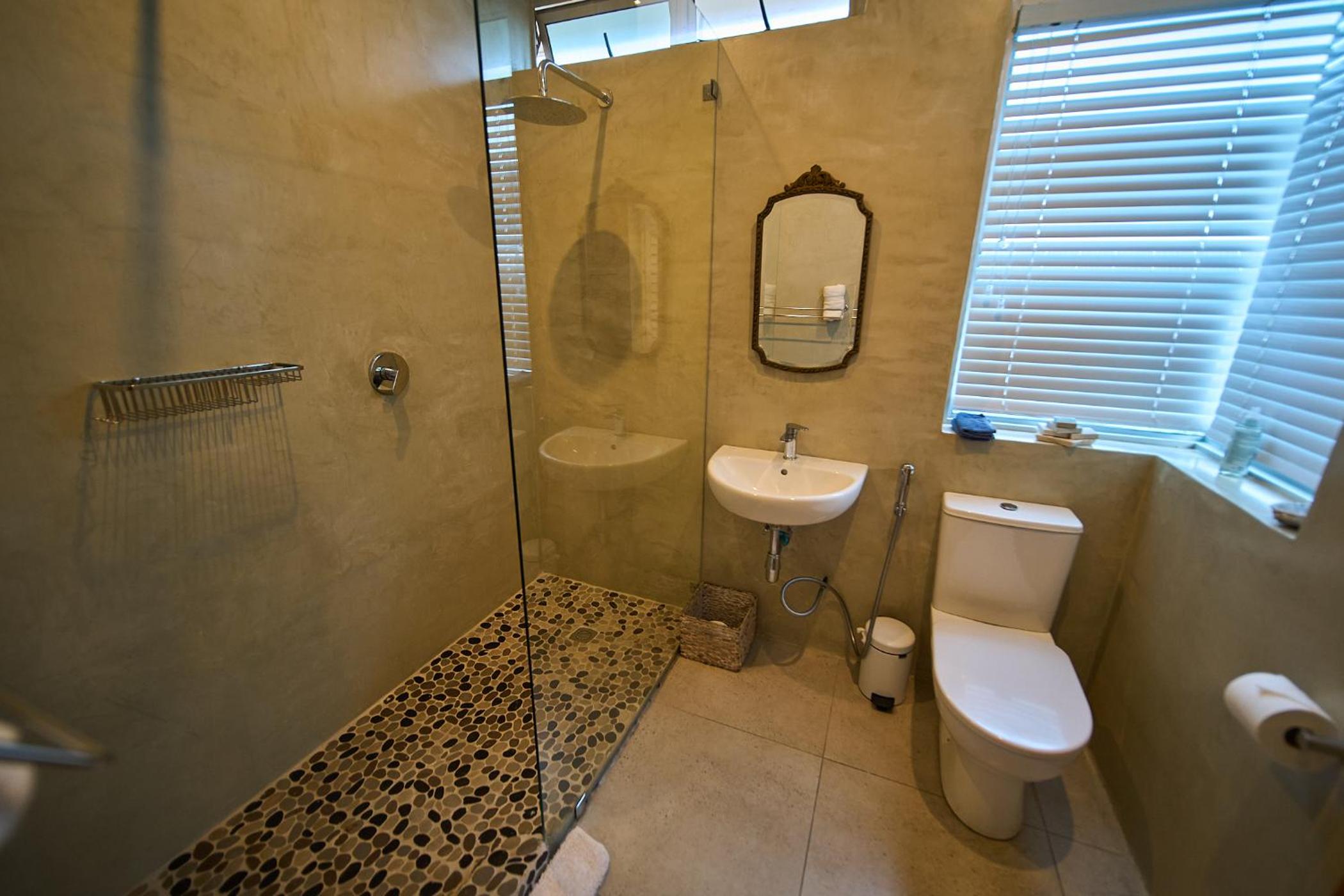 Deluxe Queen Room - Photo 8