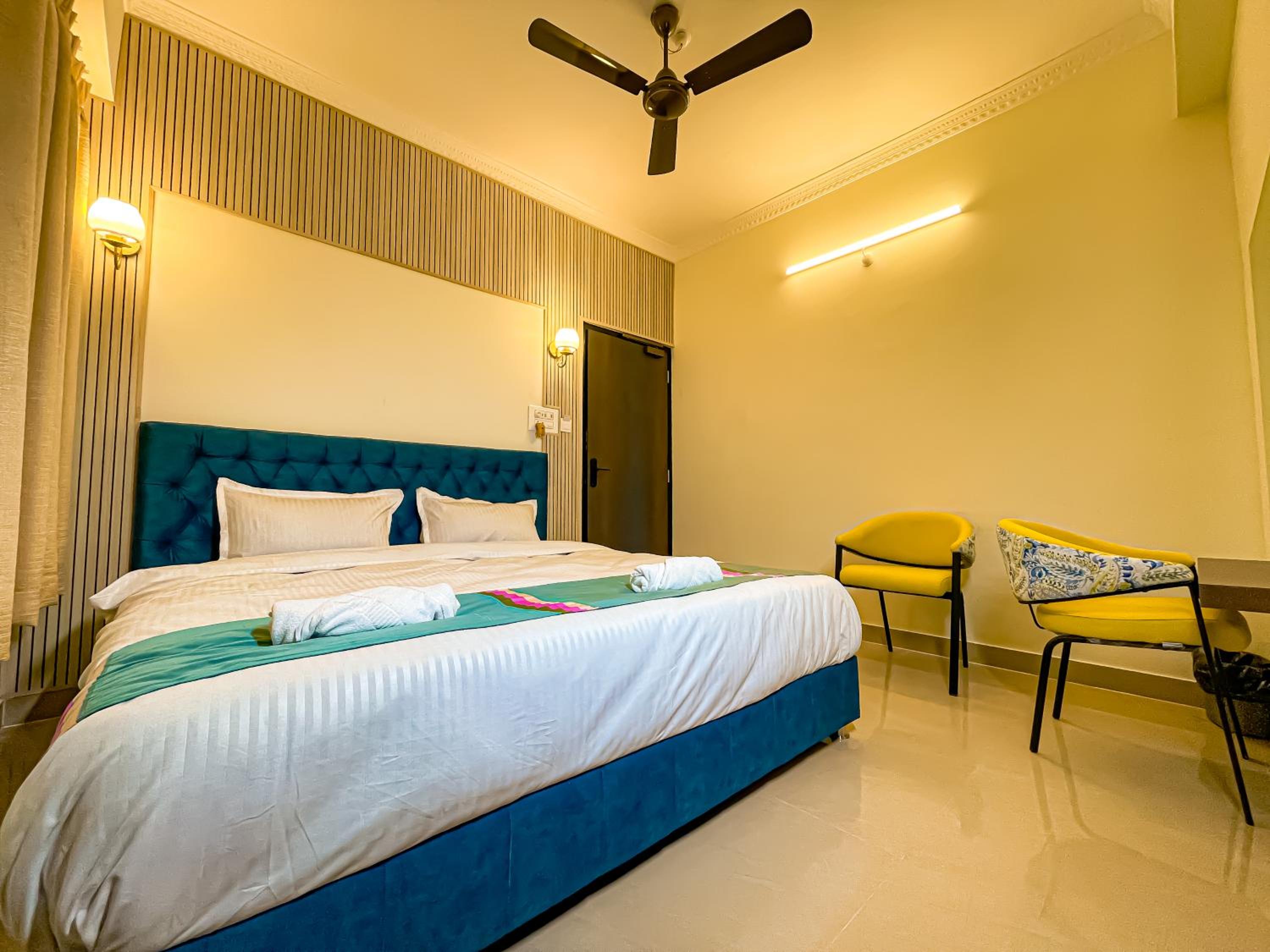 Deluxe Double Room with Balcony photo 3
