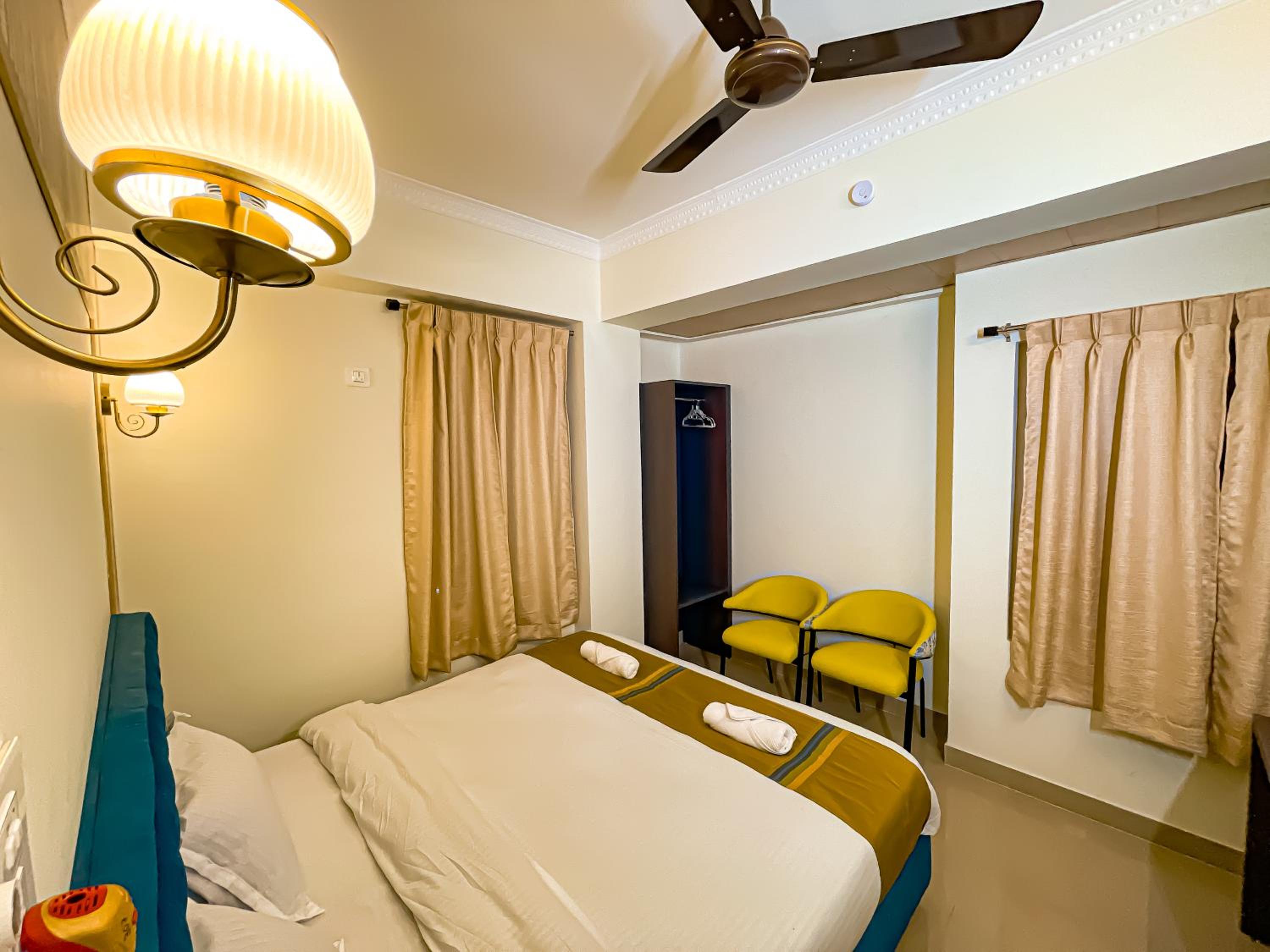 Deluxe Double Room with Balcony photo 3