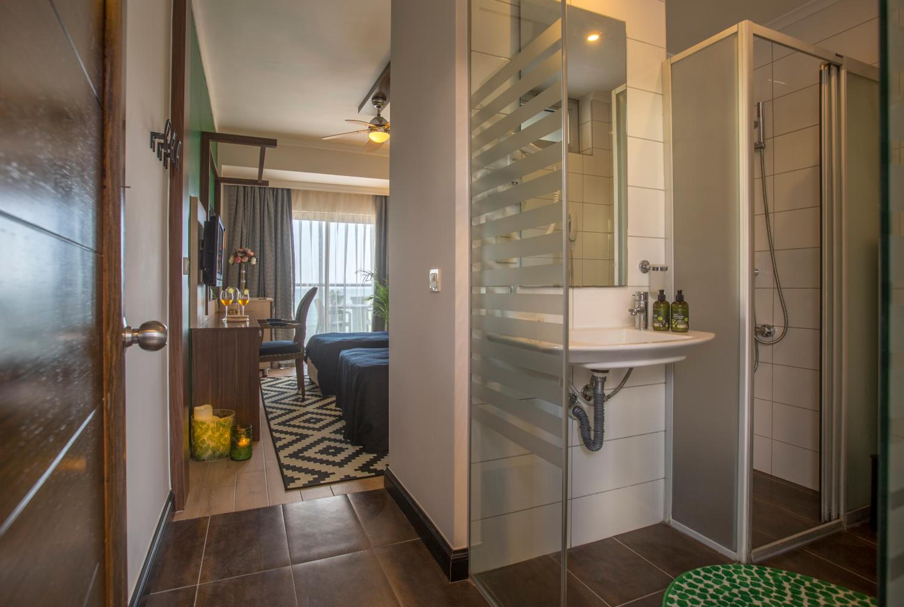 Double Room with Sea View - Photo 3