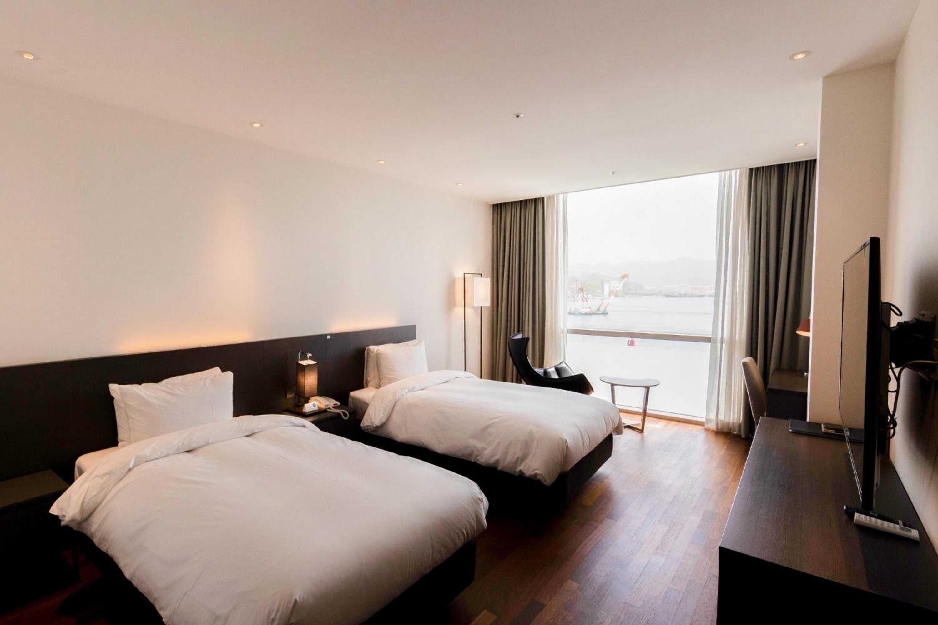 Special Offer - Deluxe Twin Room With Sea View - Breakfast For 2 photo 1