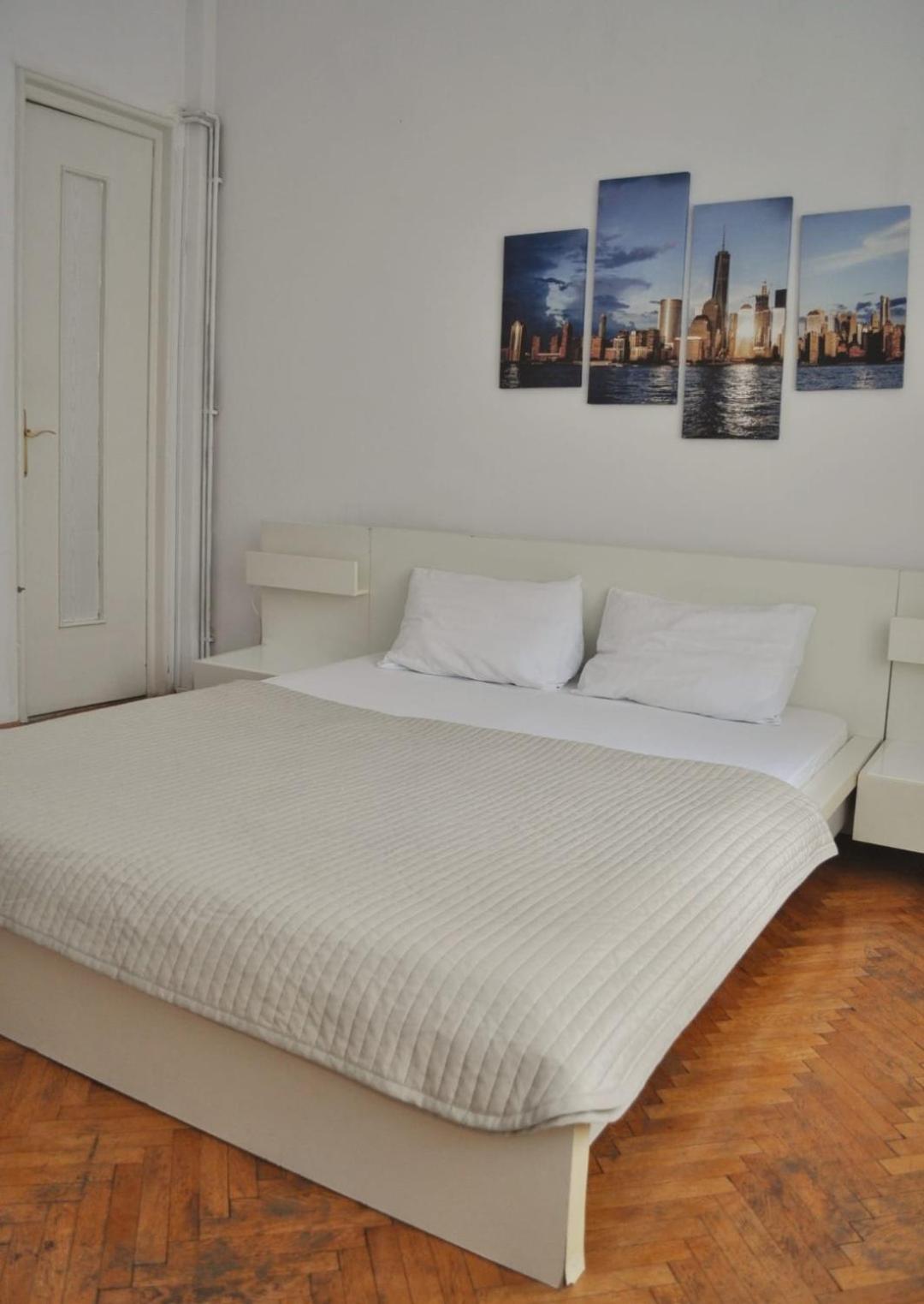 One-Bedroom Deluxe Apartment - Photo 2