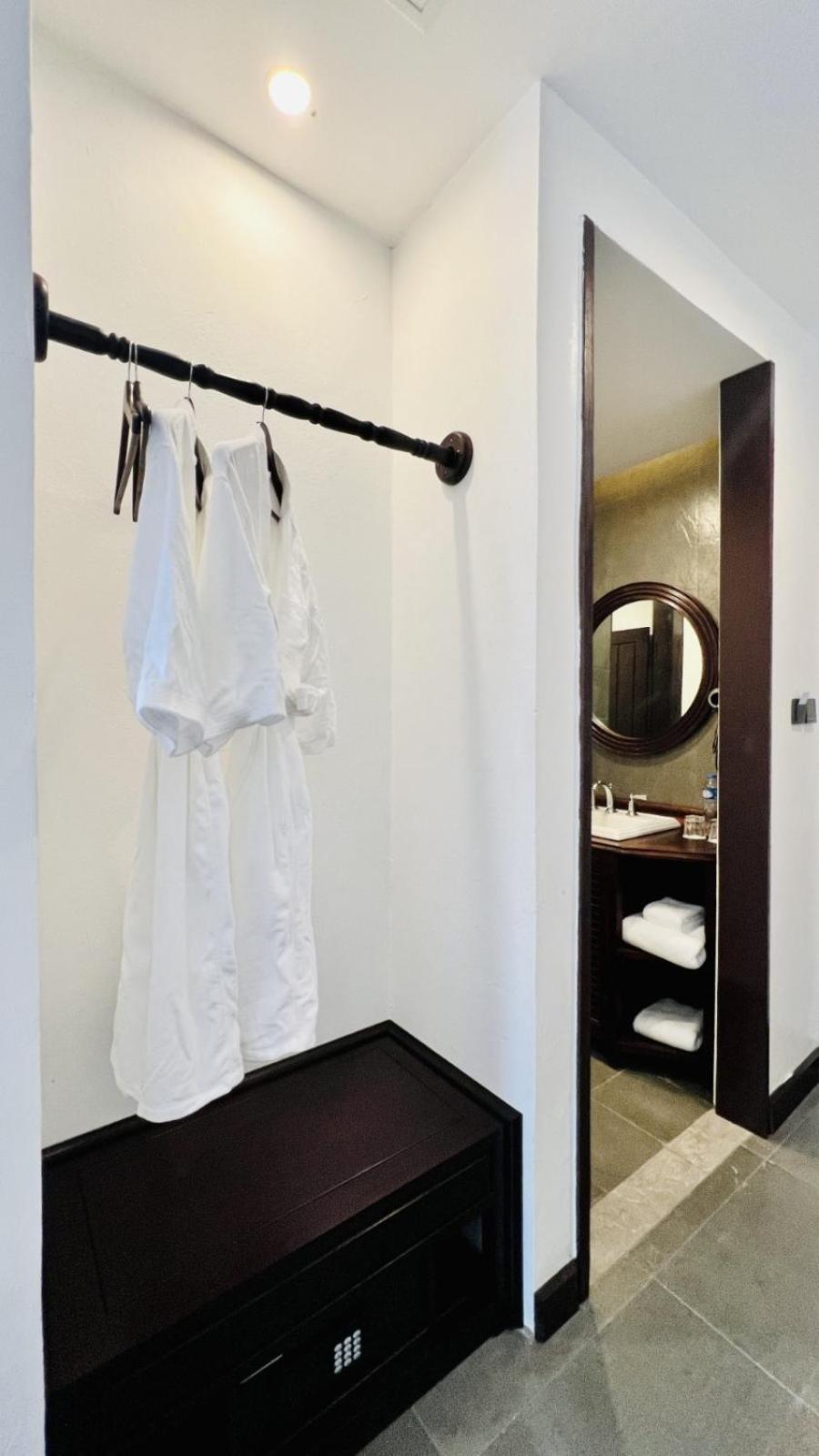 Deluxe Double Room with Balcony - Photo 14