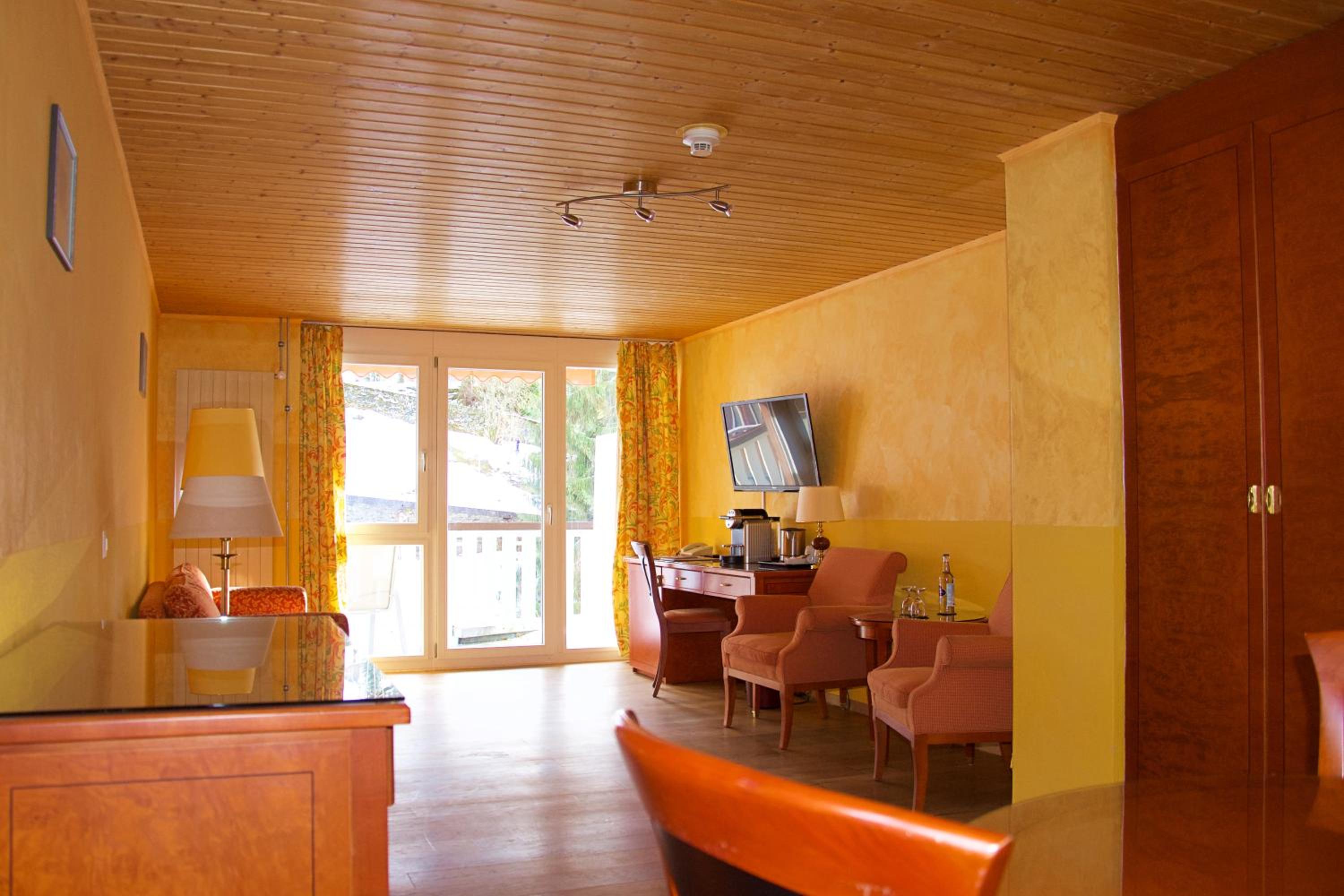 Suite - Photo 1