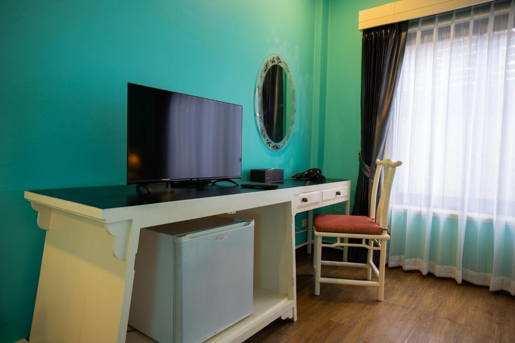 Superior King Suite - Photo 7