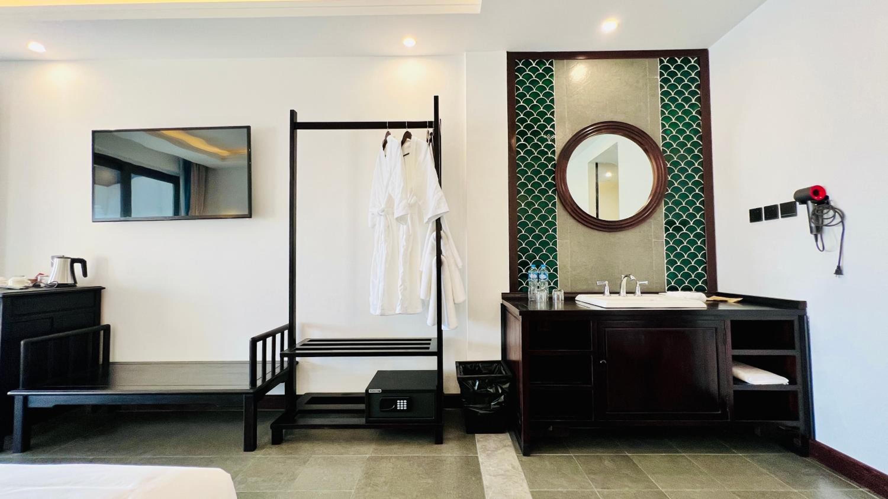Deluxe Double or Twin Room with Spa Bath - Photo 7