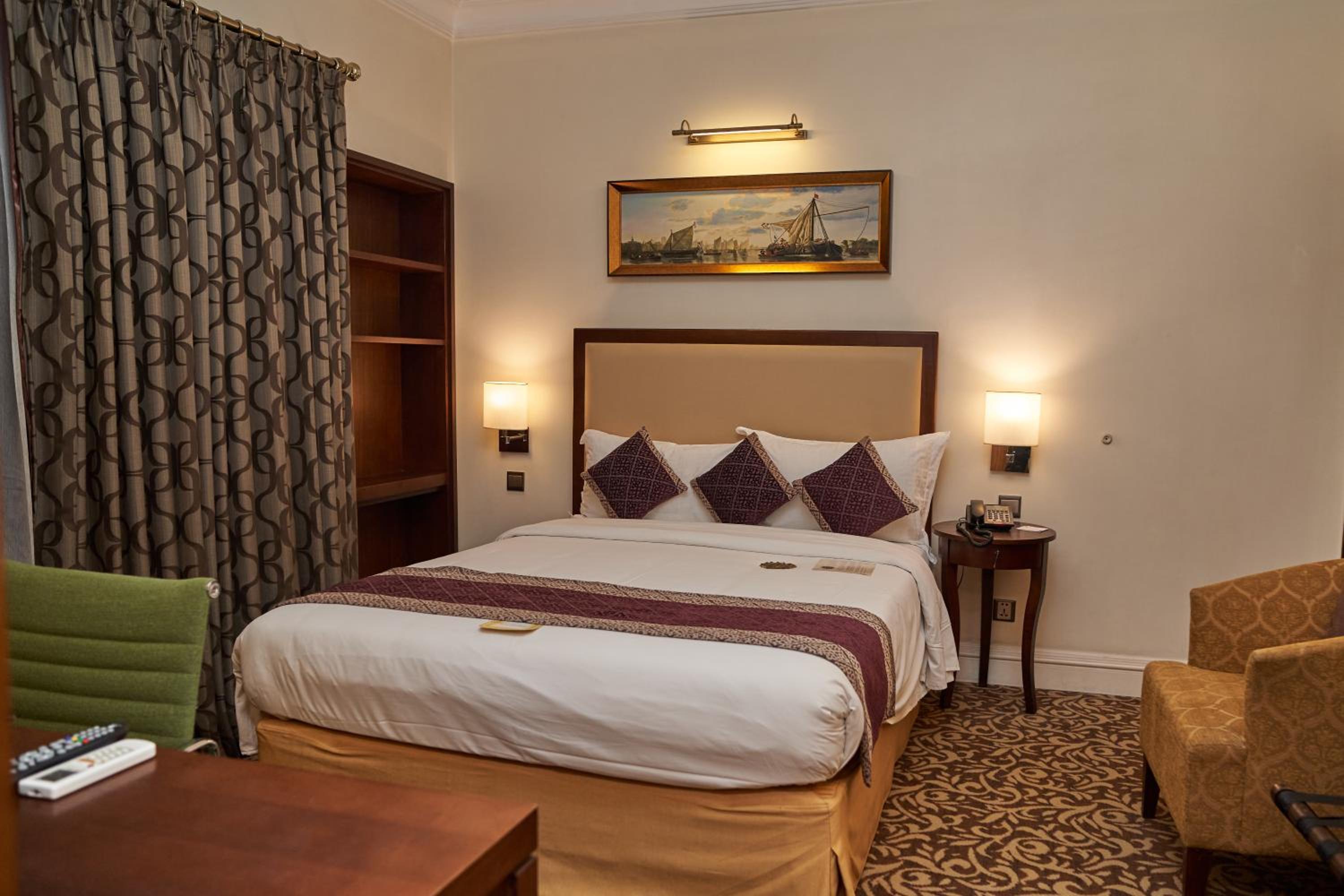 Queen Room photo 1