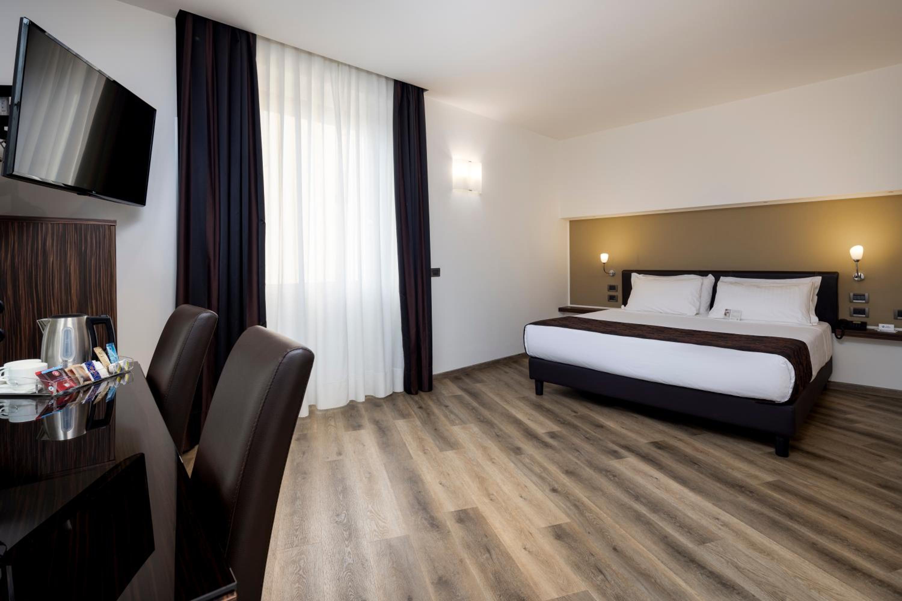 Superior King Room - Non-Smoking - Photo 10