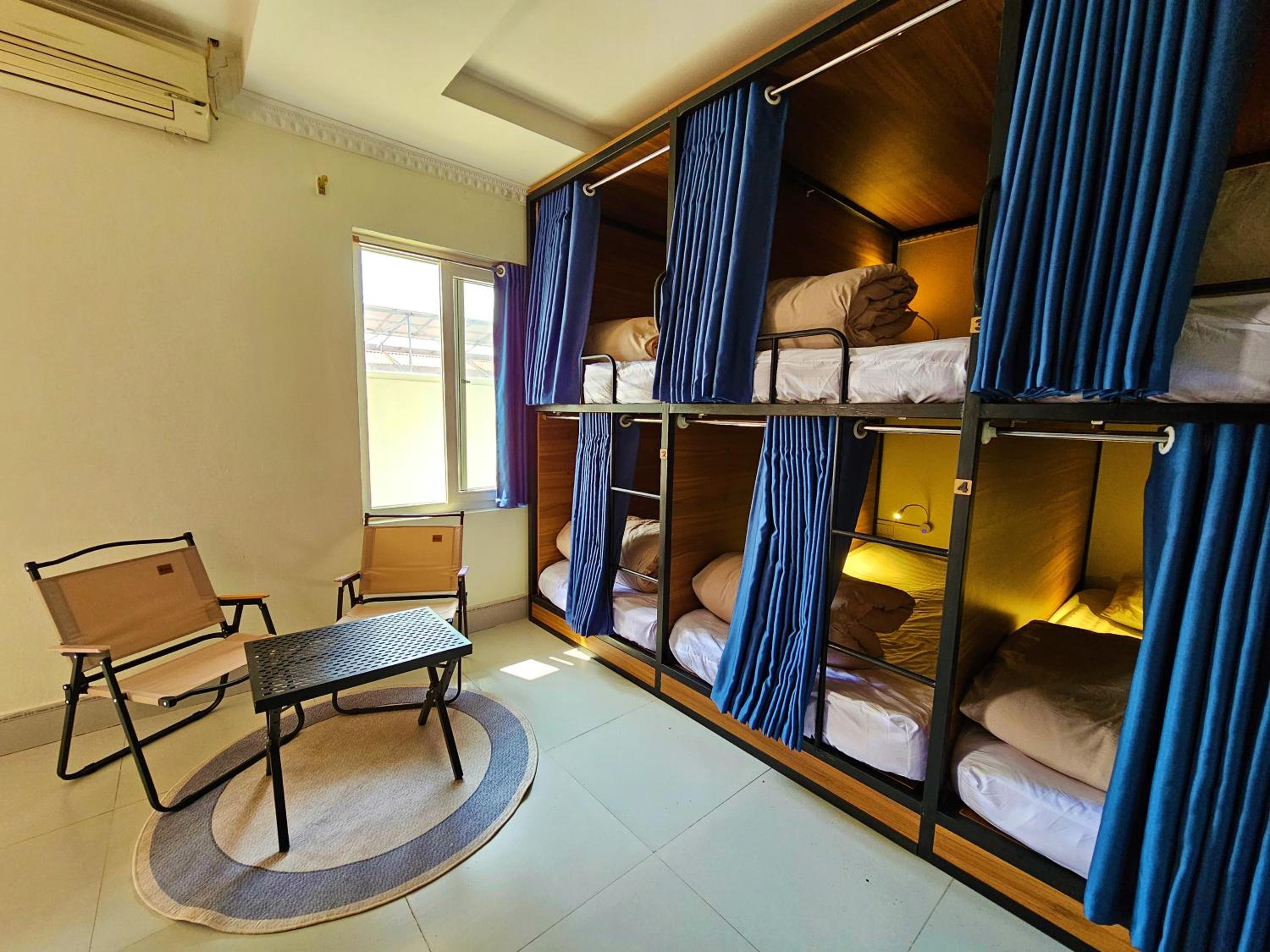 8-Bed Mixed Dormitory Room photo 3