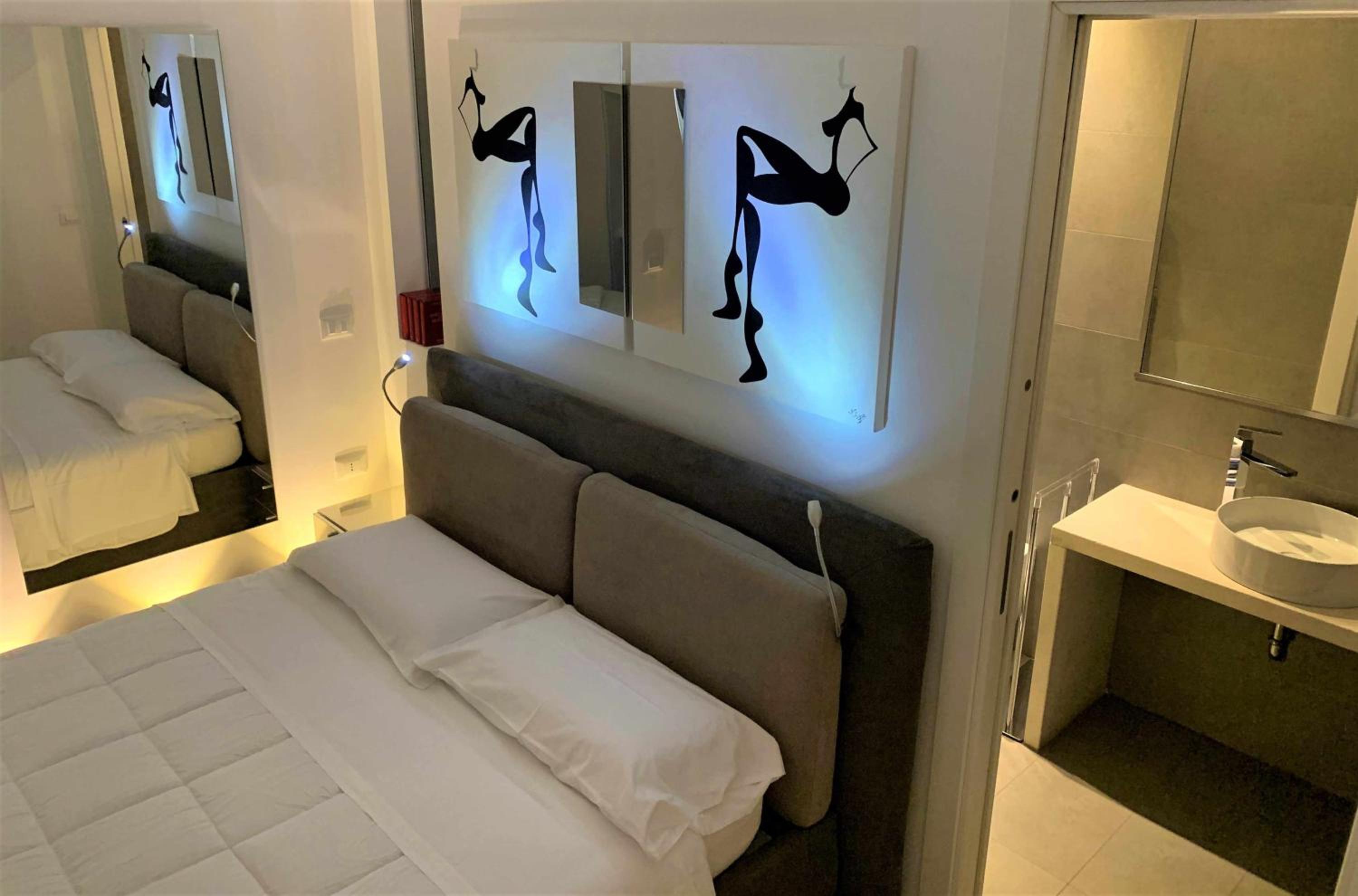 Standard King Room - Photo 7