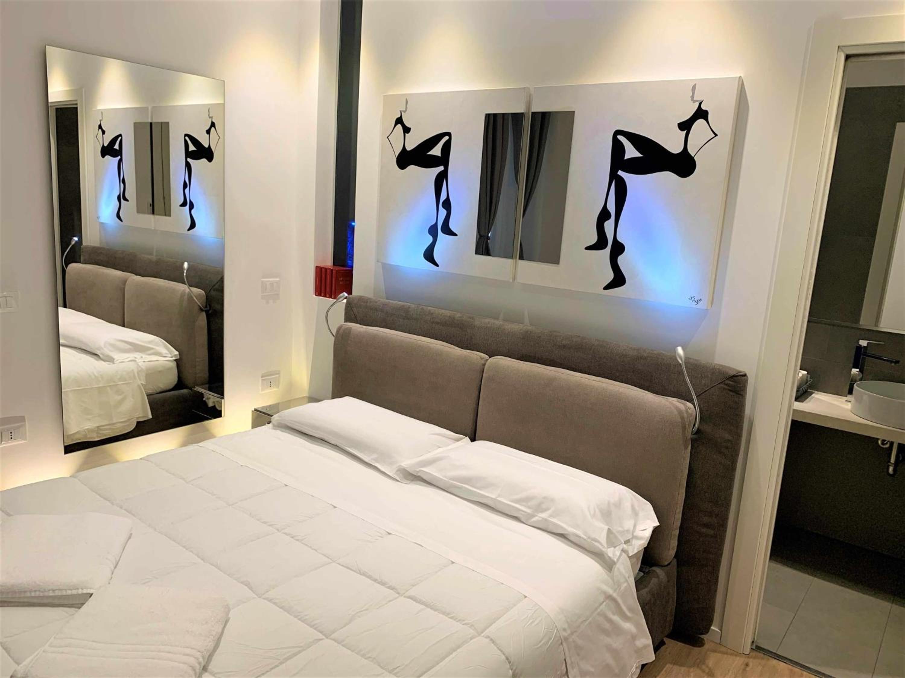 Standard King Room - Photo 8
