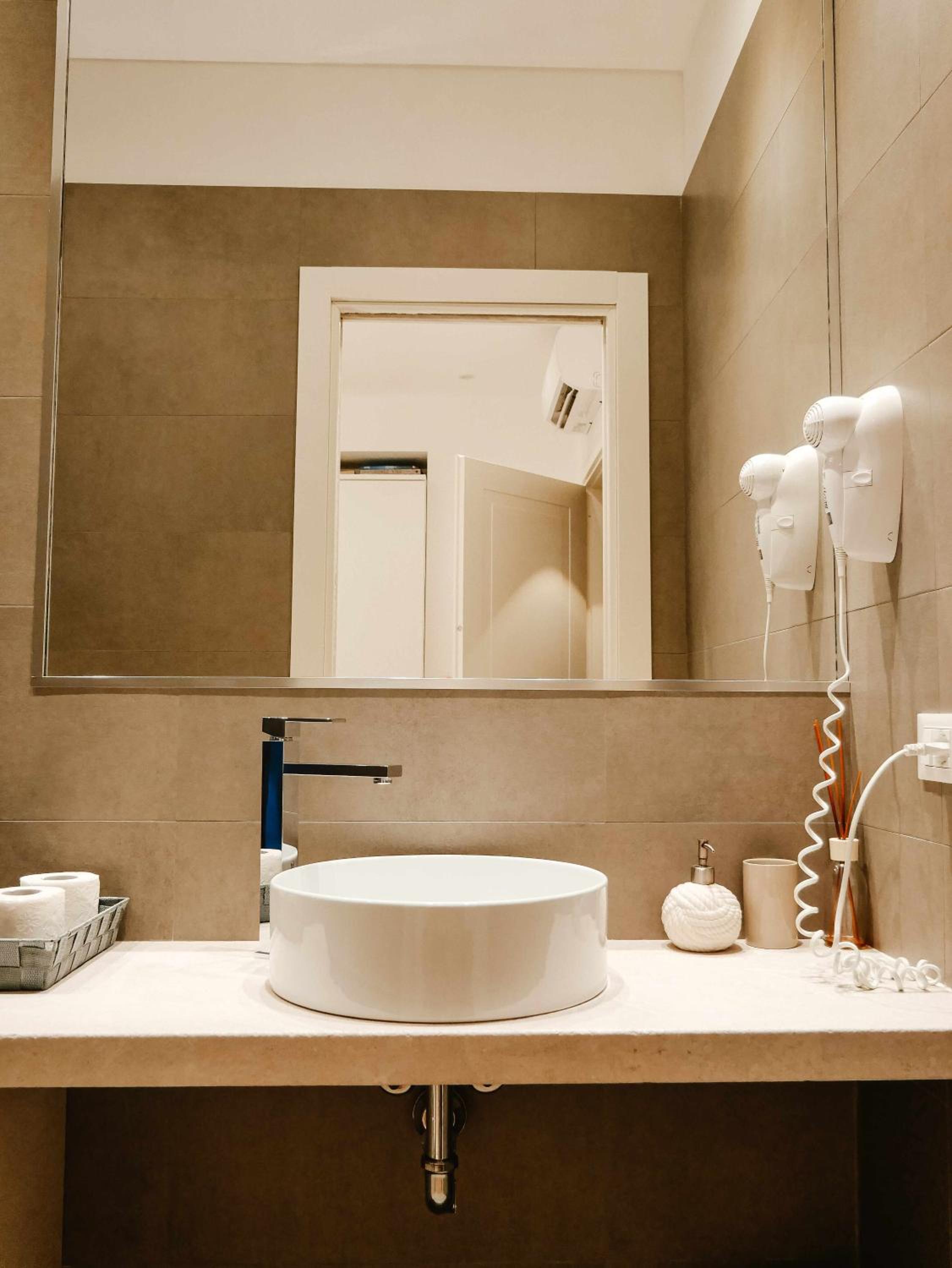 Standard King Room - Photo 9
