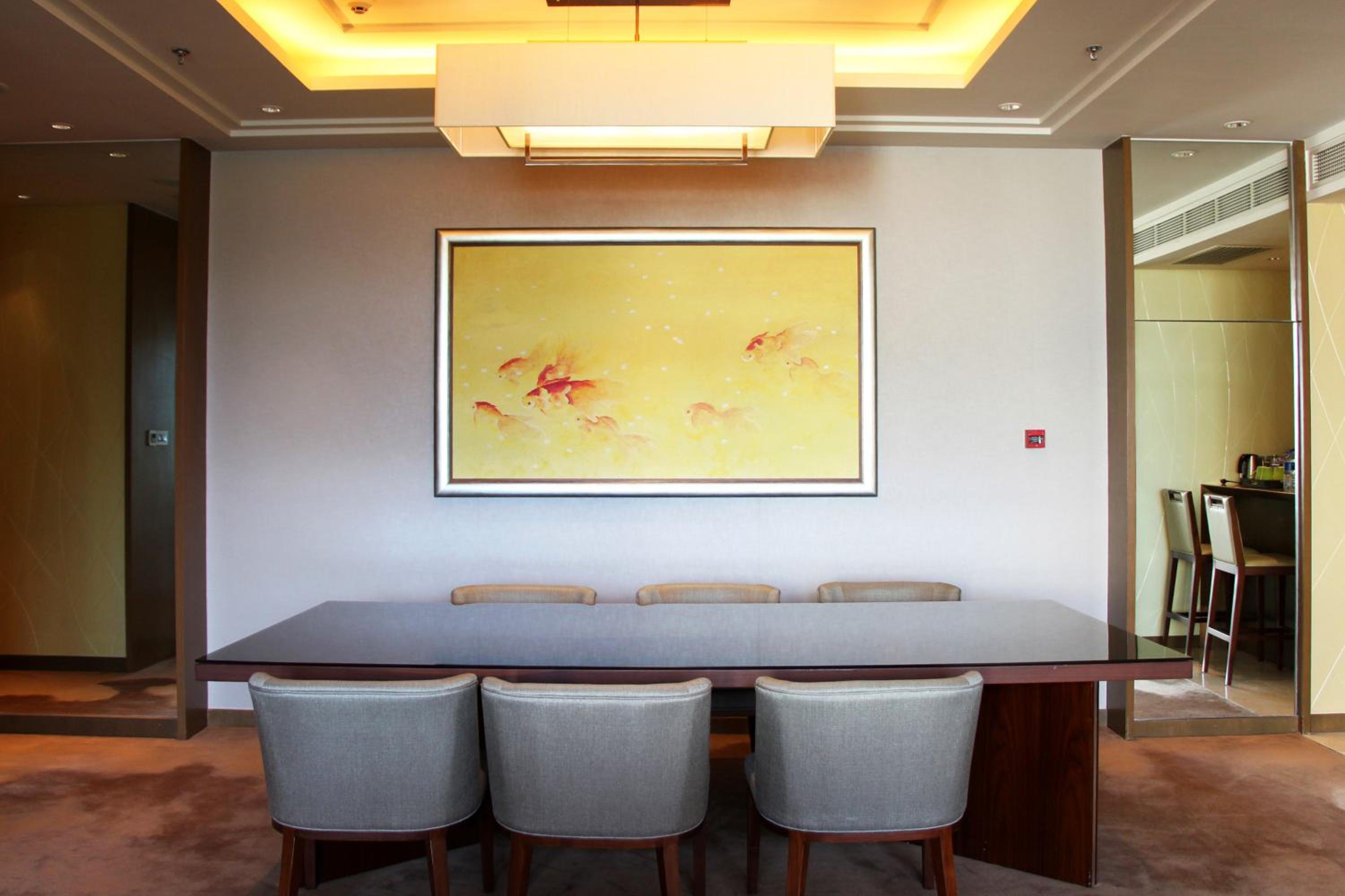 Sheraton Suite photo 2