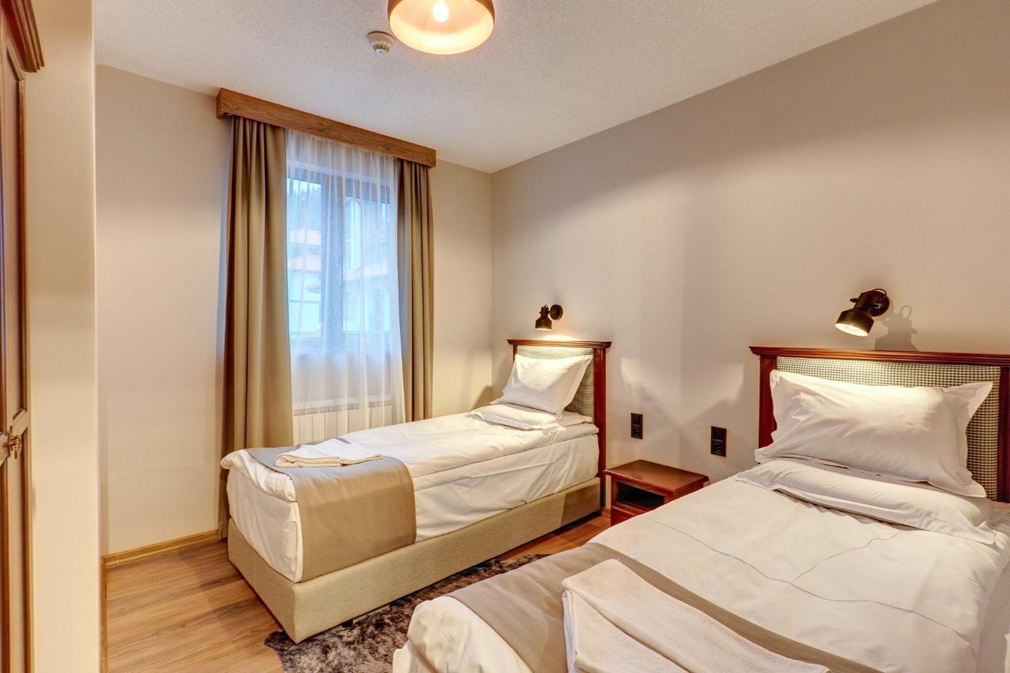 Two-Bedroom Apartment with Fireplace photo 2