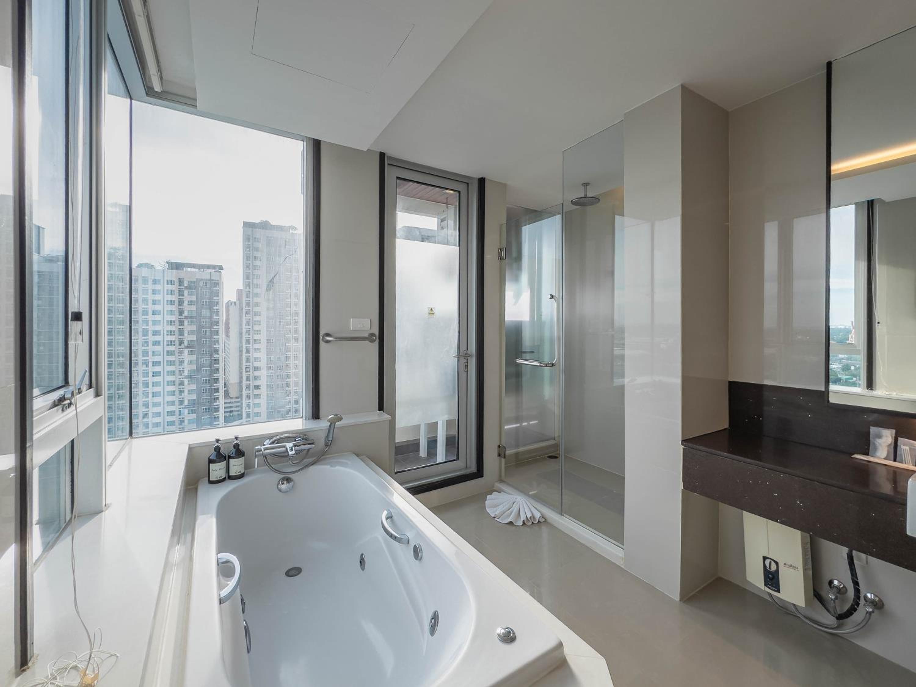 Two-Bedroom Suite with Jacuzzi photo 3