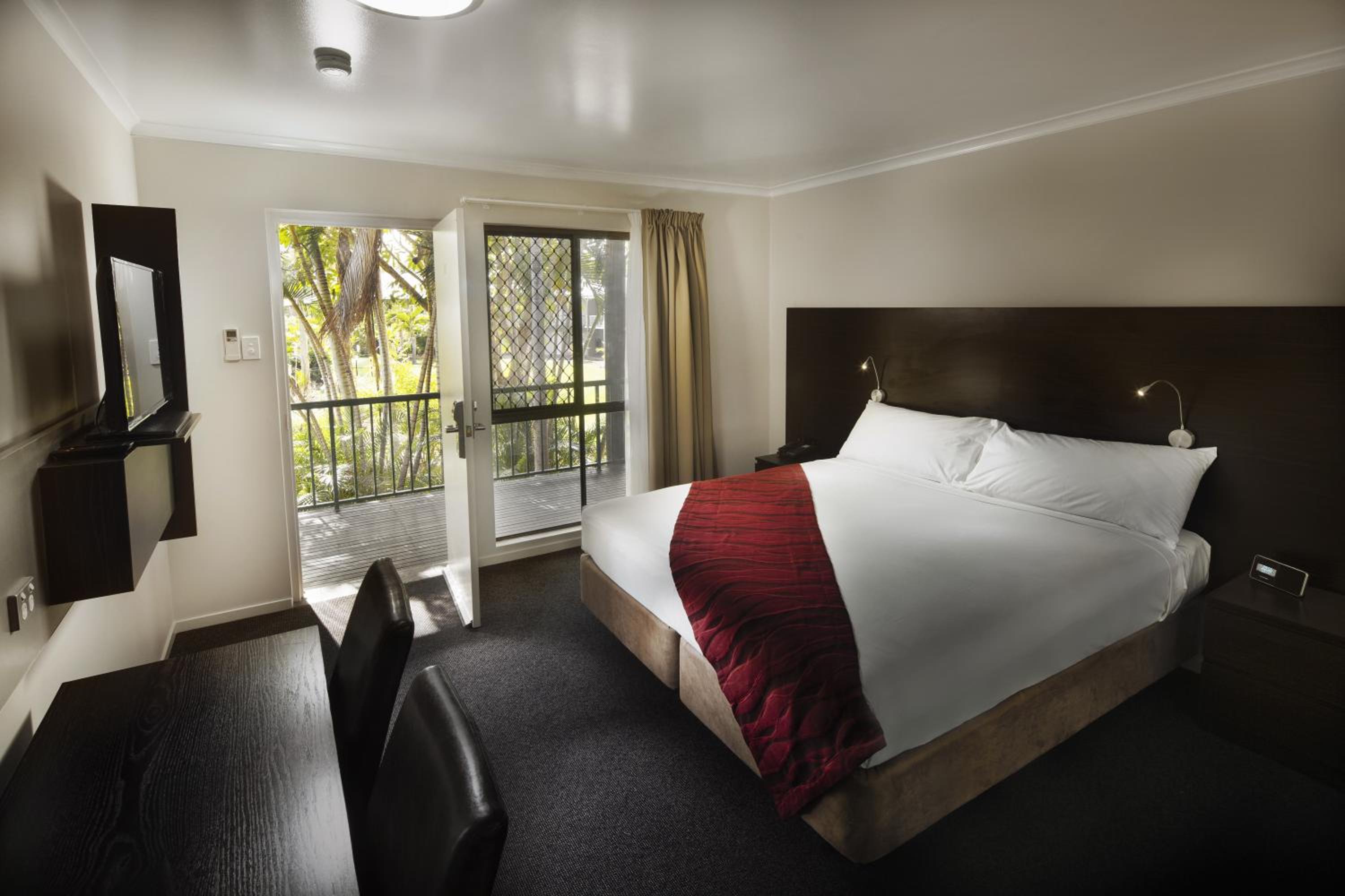 Premium King Room - Photo 2