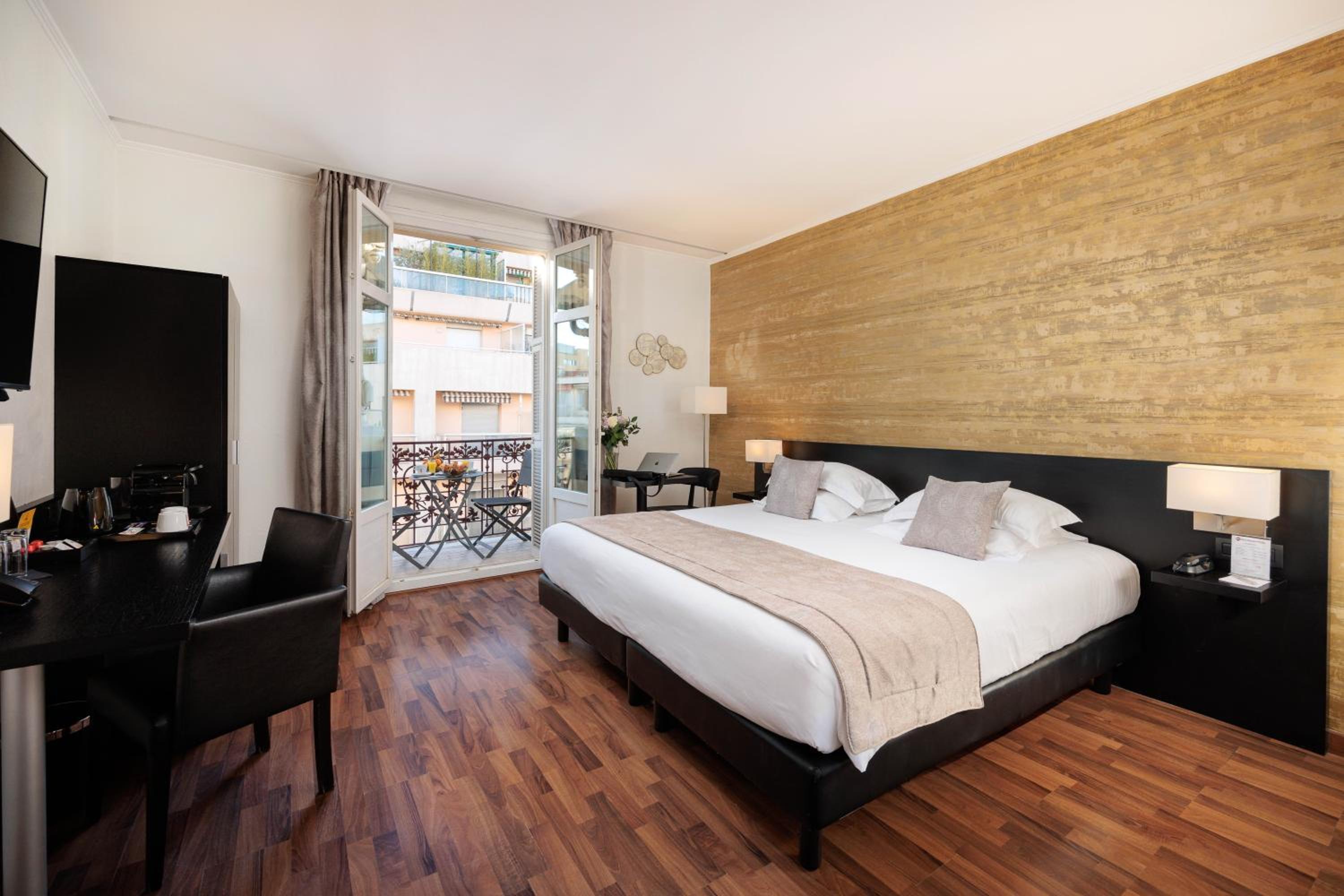Deluxe King Room with Balcony photo 1