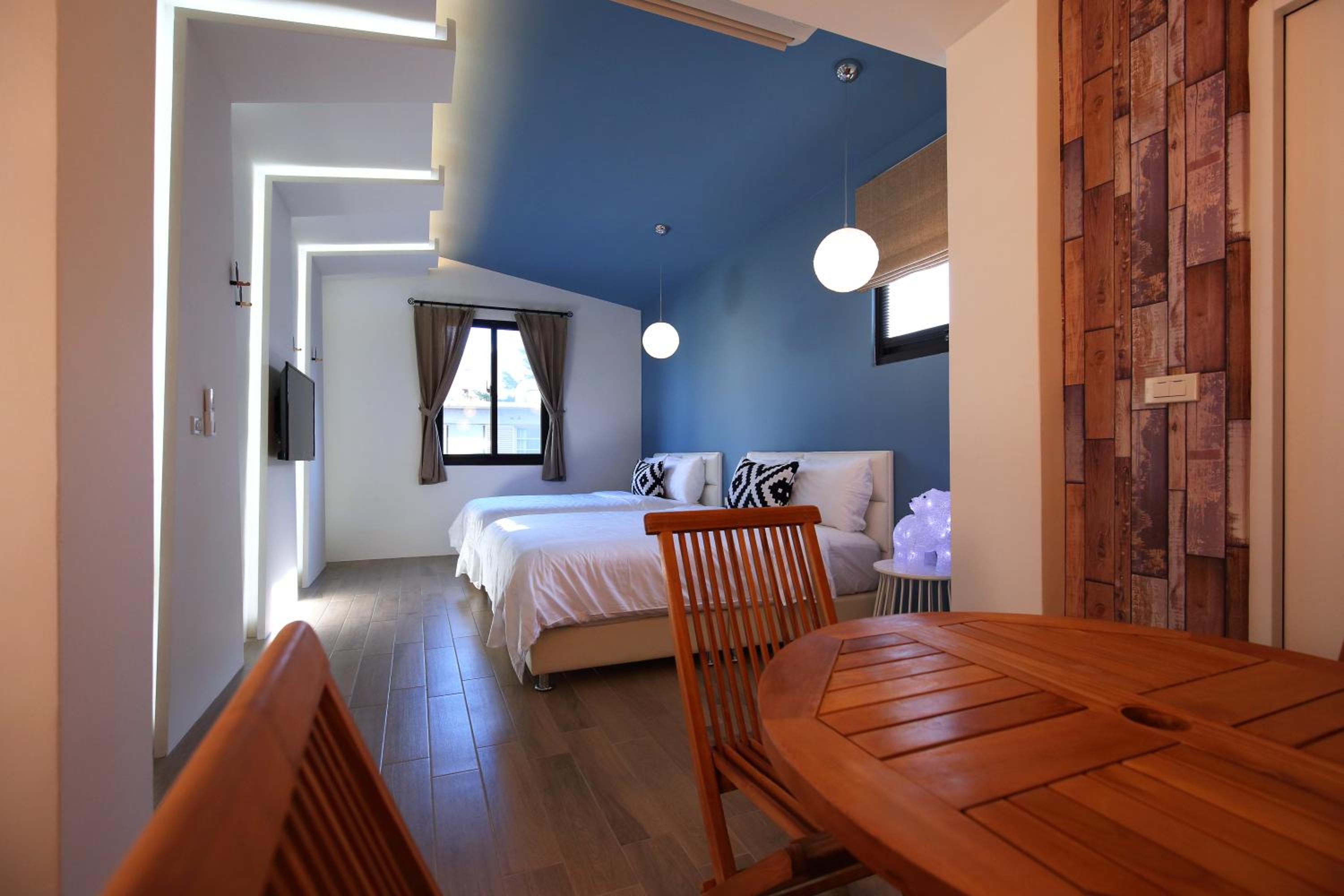 Family Room with Balcony photo 2
