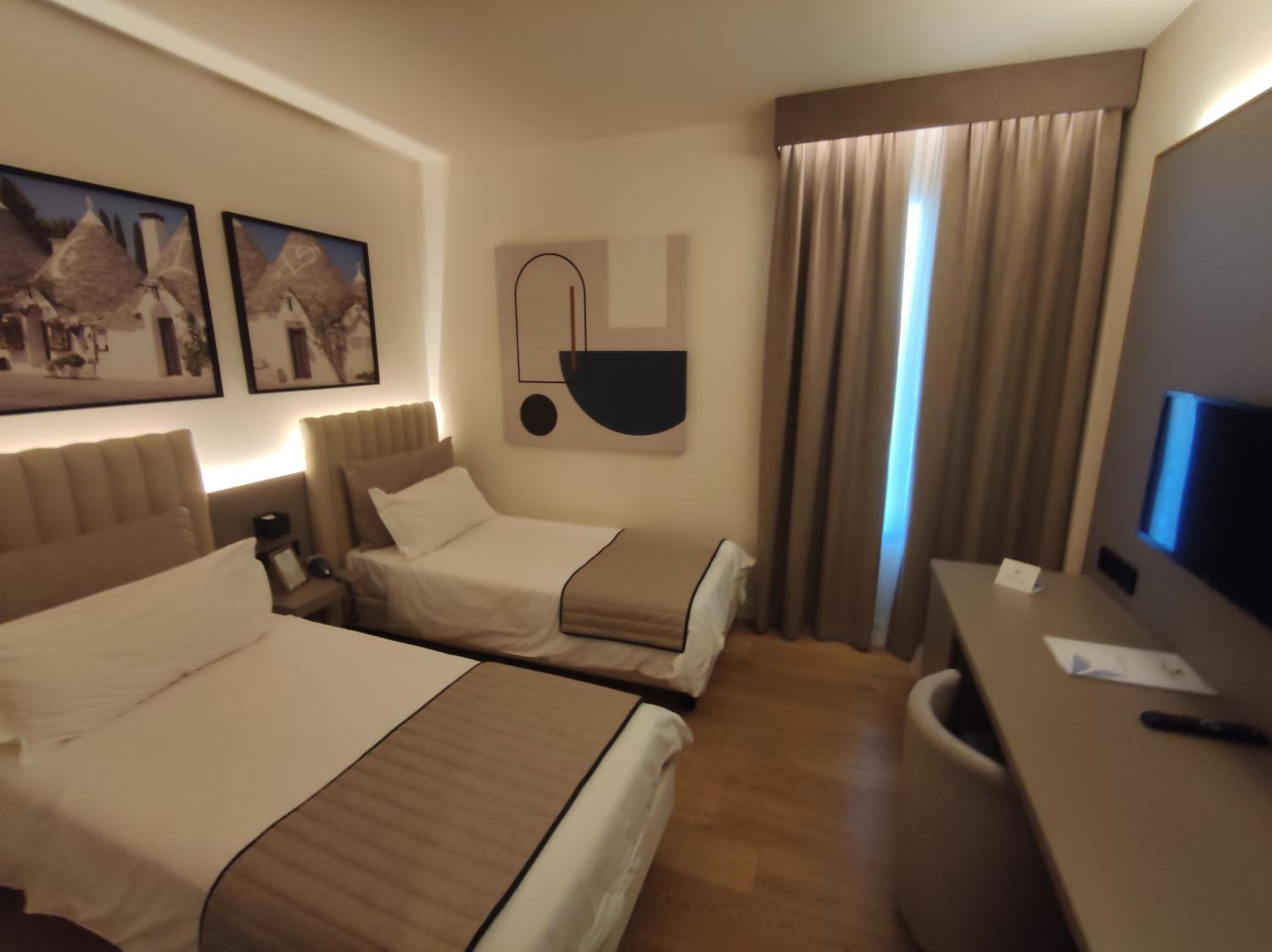 Twin Room - Photo 3