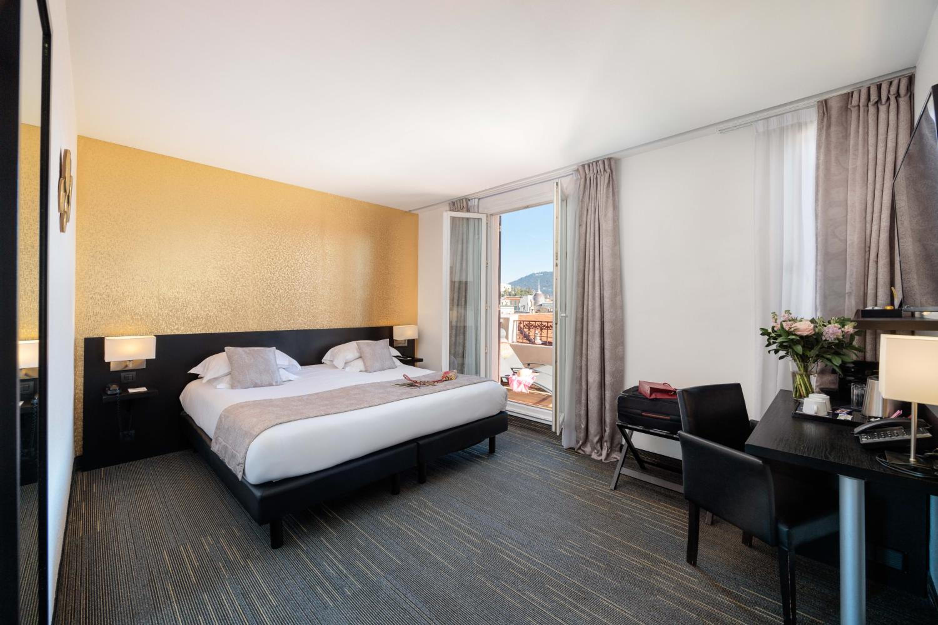Deluxe King Room with Terrace photo 1
