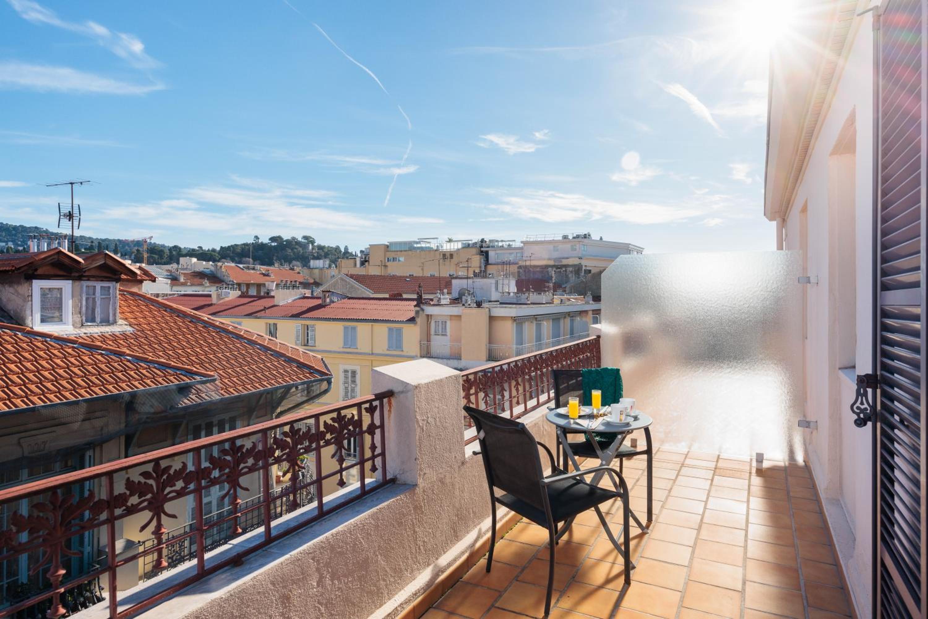 Deluxe King Room with Terrace photo 3
