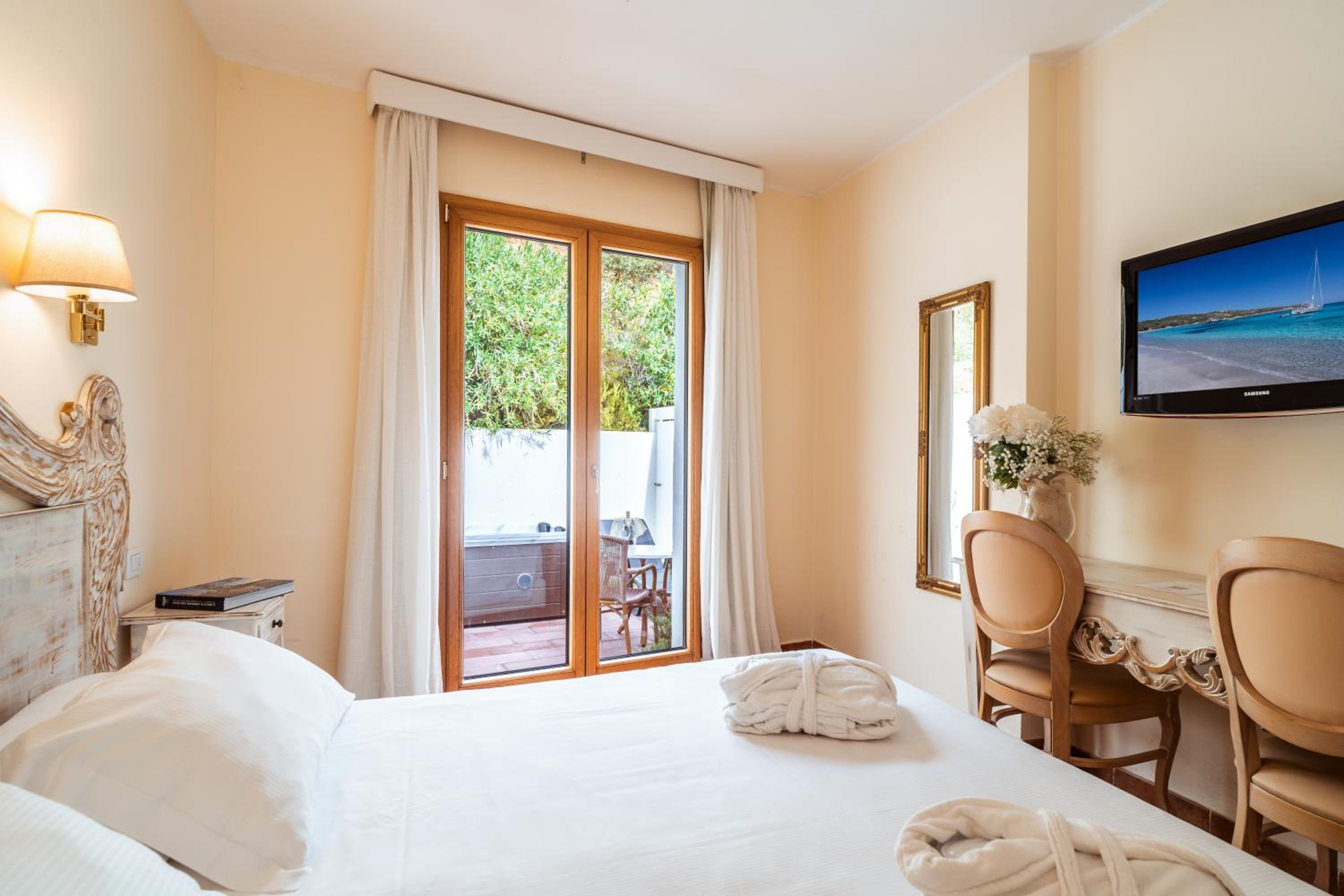 Comfort Double Room with Patio and Jacuzzi - Photo 1