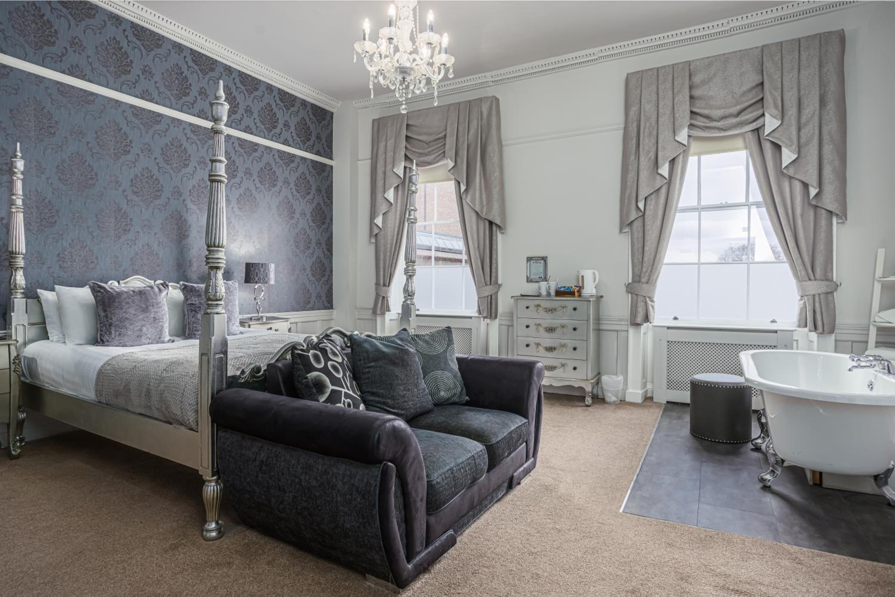 Four-Poster Suite