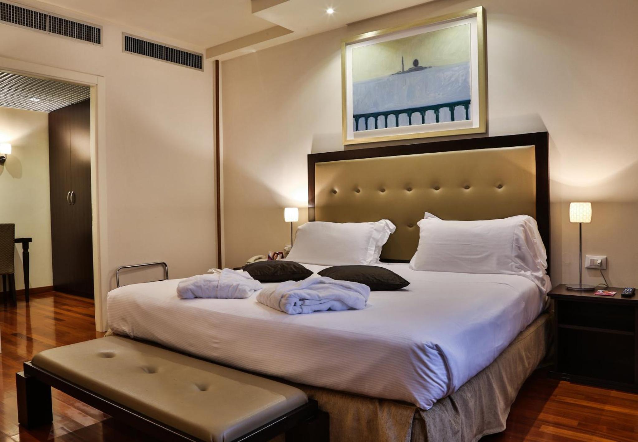 One-Bedroom Suite with Two Double Beds - Photo 11
