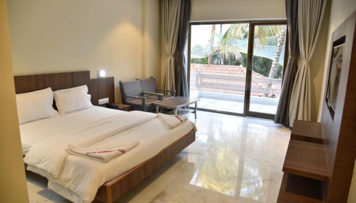 Deluxe Double Room with Balcony photo 2