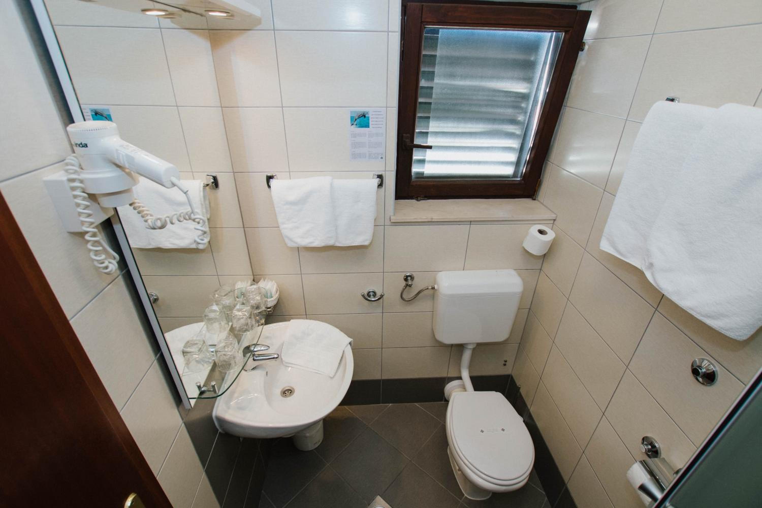 Triple Room with Balcony and Sea View - Photo 11