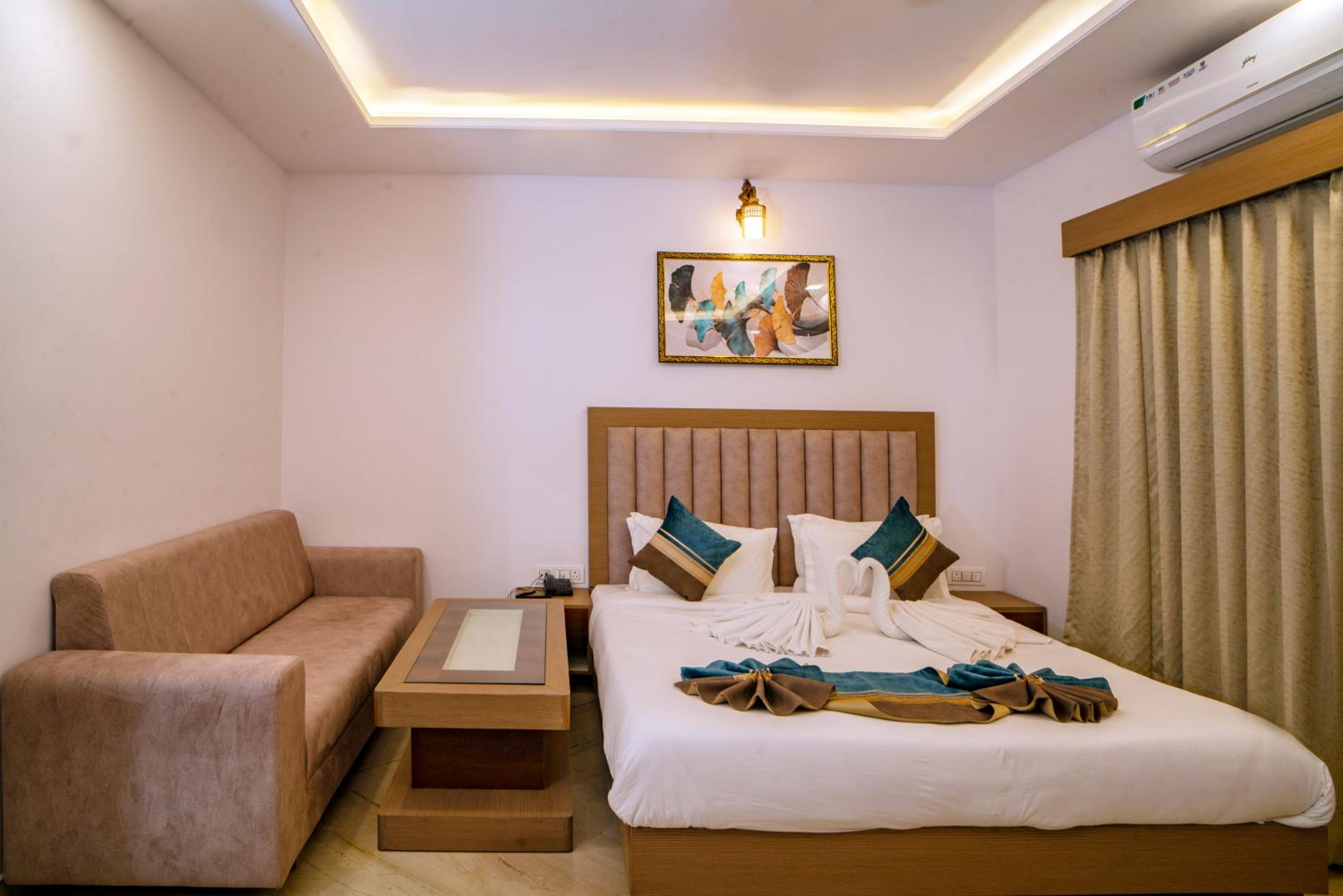 Deluxe King Room - Photo 8