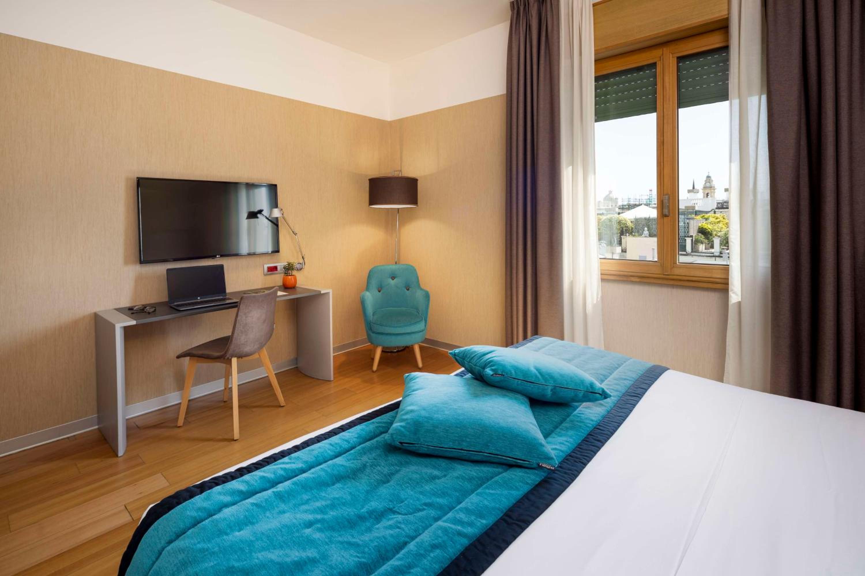 Deluxe King Room with Sofa Bed - Photo 4