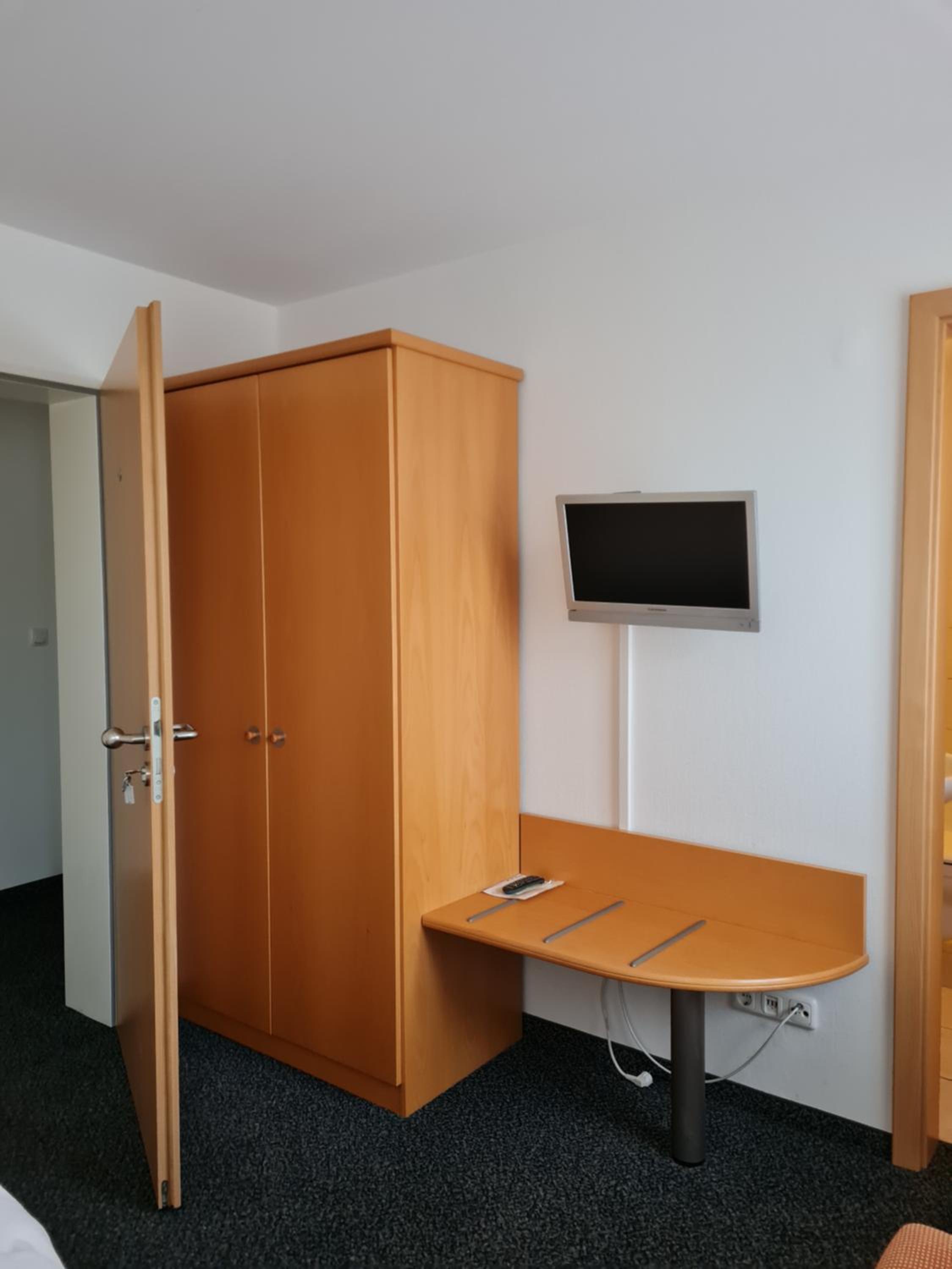 Budget Double Room photo 2
