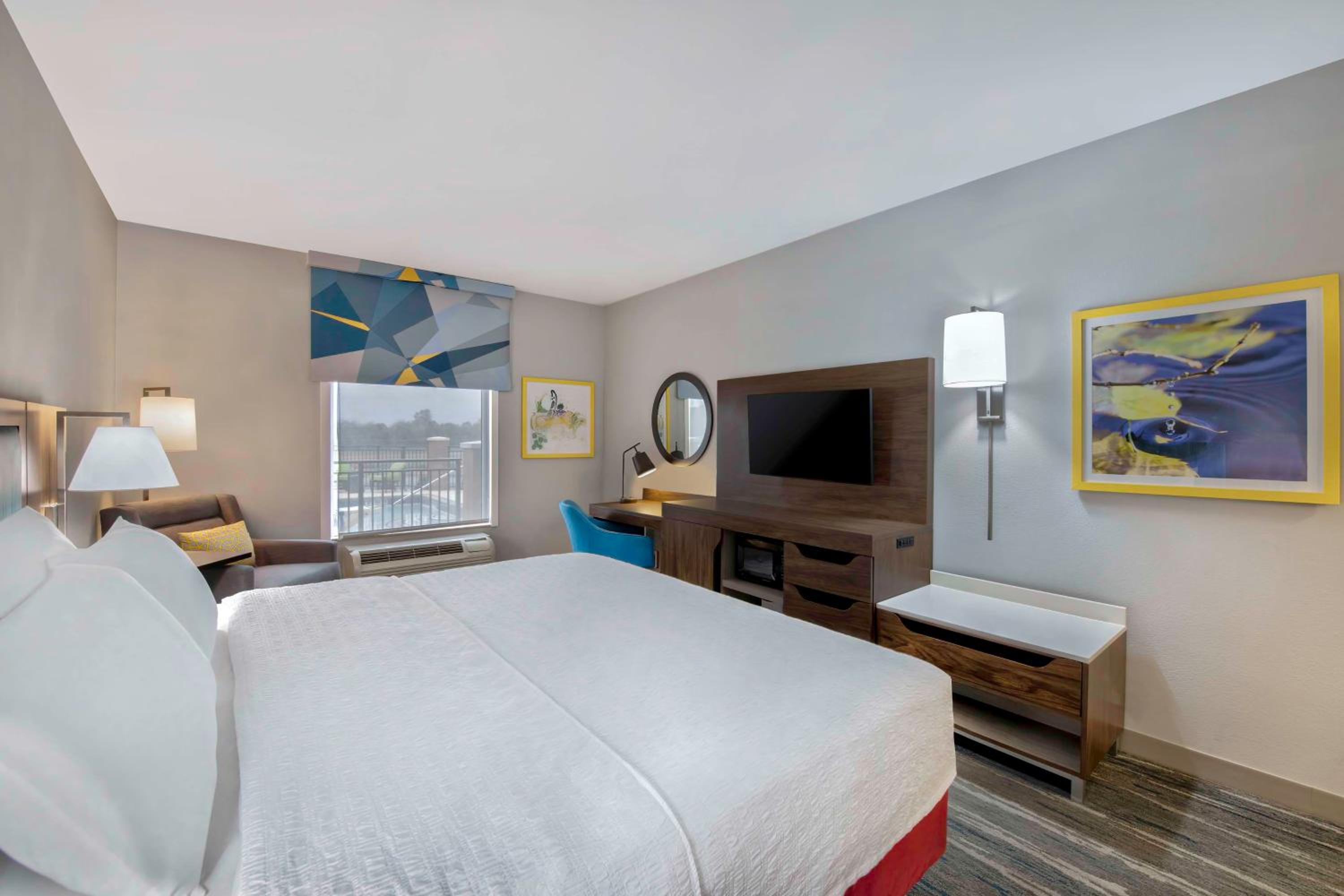 King Room with King Bed - Non-Smoking - Photo 4