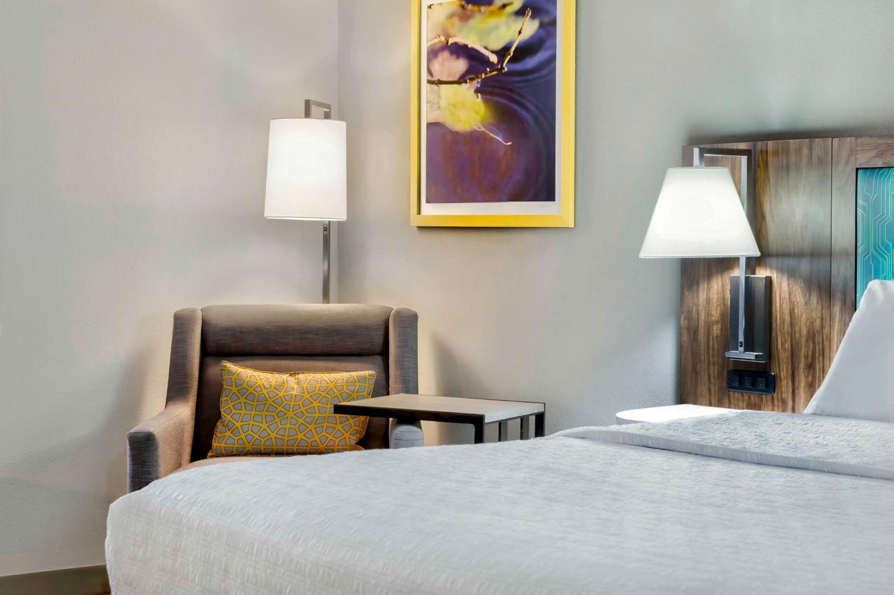 King Room - Non-Smoking - Photo 4