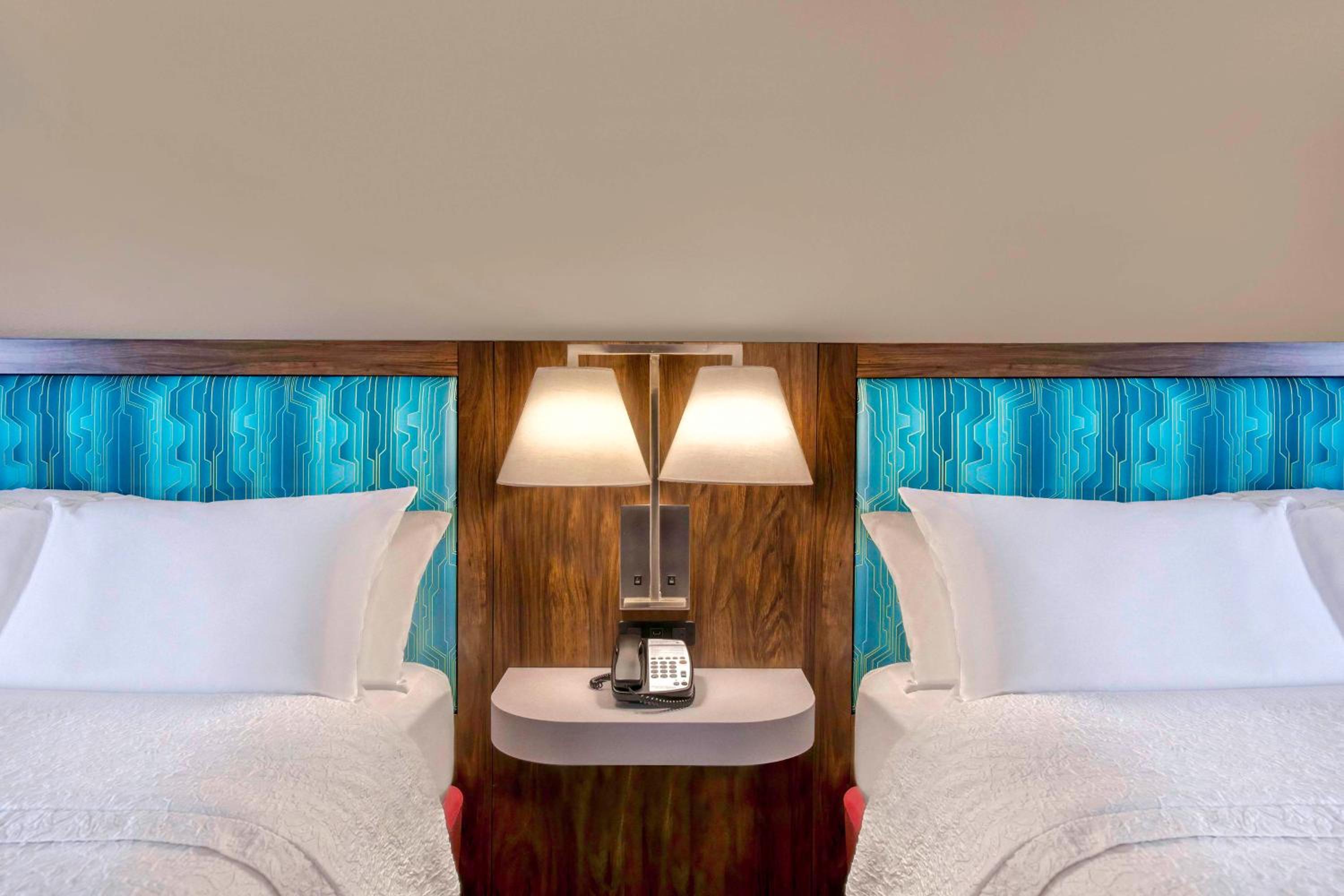 Room with Two Queen Beds - Non-Smoking - Photo 3