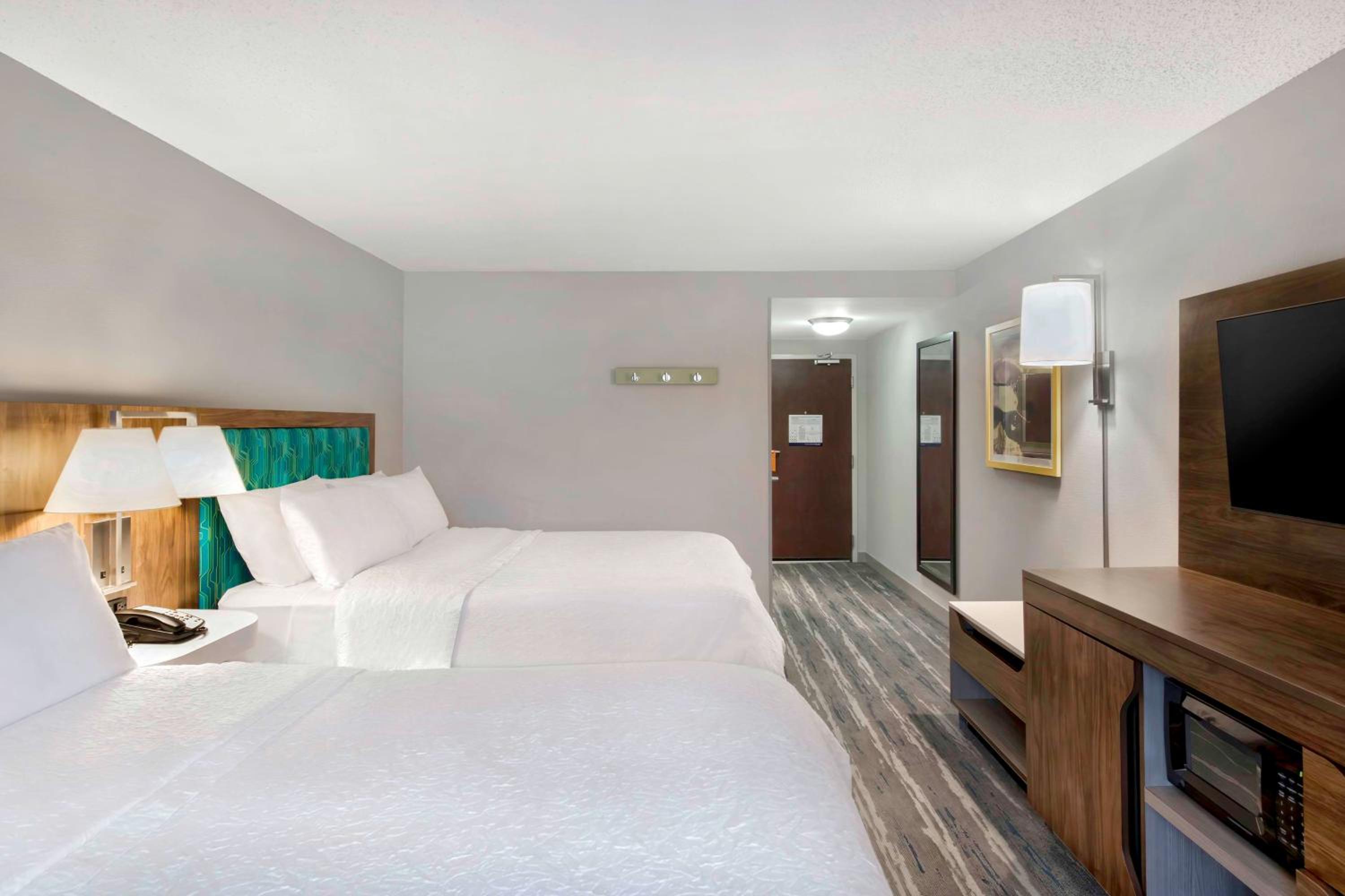 Room with Two Queen Beds - Non-Smoking - Photo 2