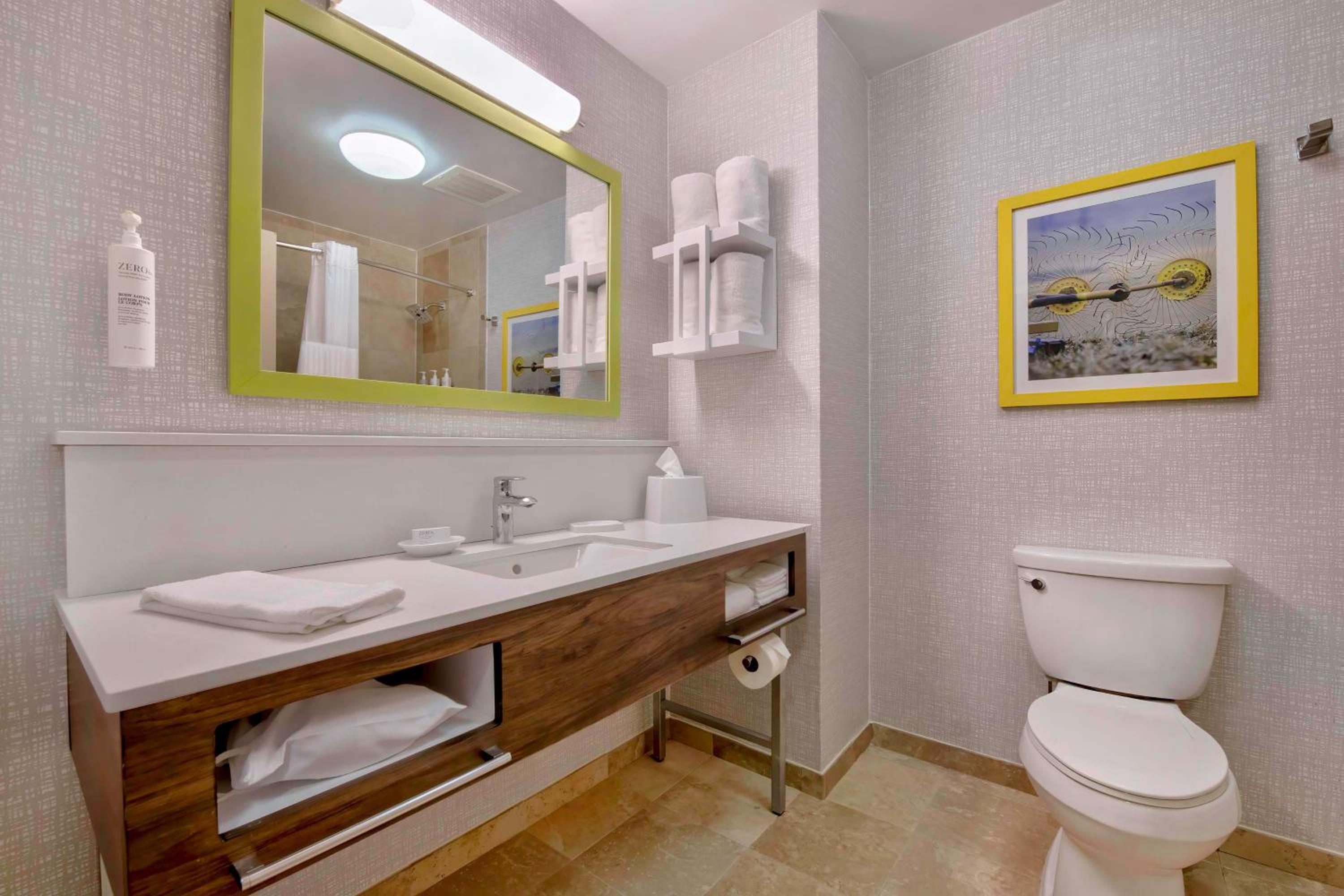 Room with Two Queen Beds - Non-Smoking - Photo 4