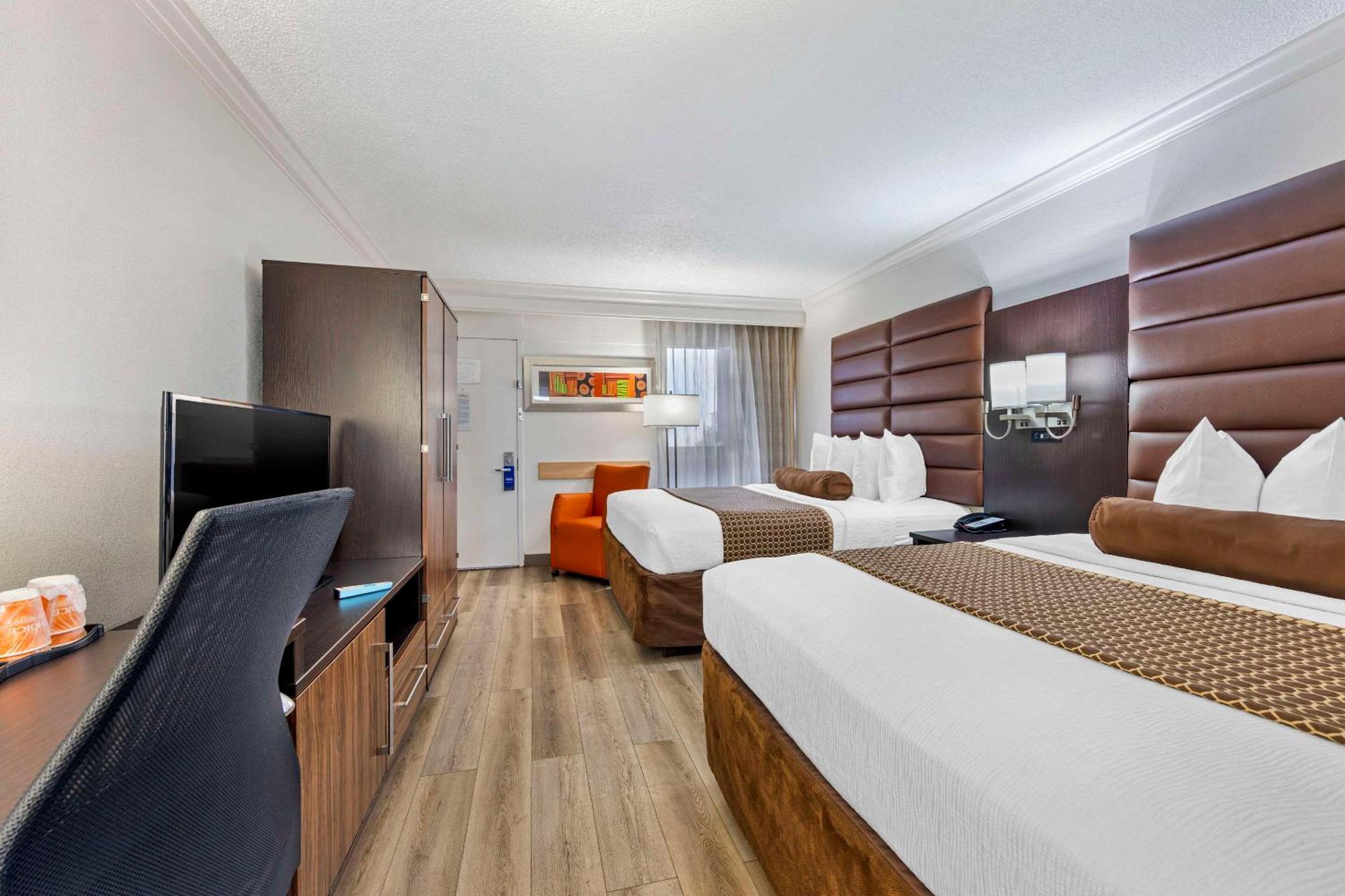 Queen Room with Two Queen Beds - Photo 3