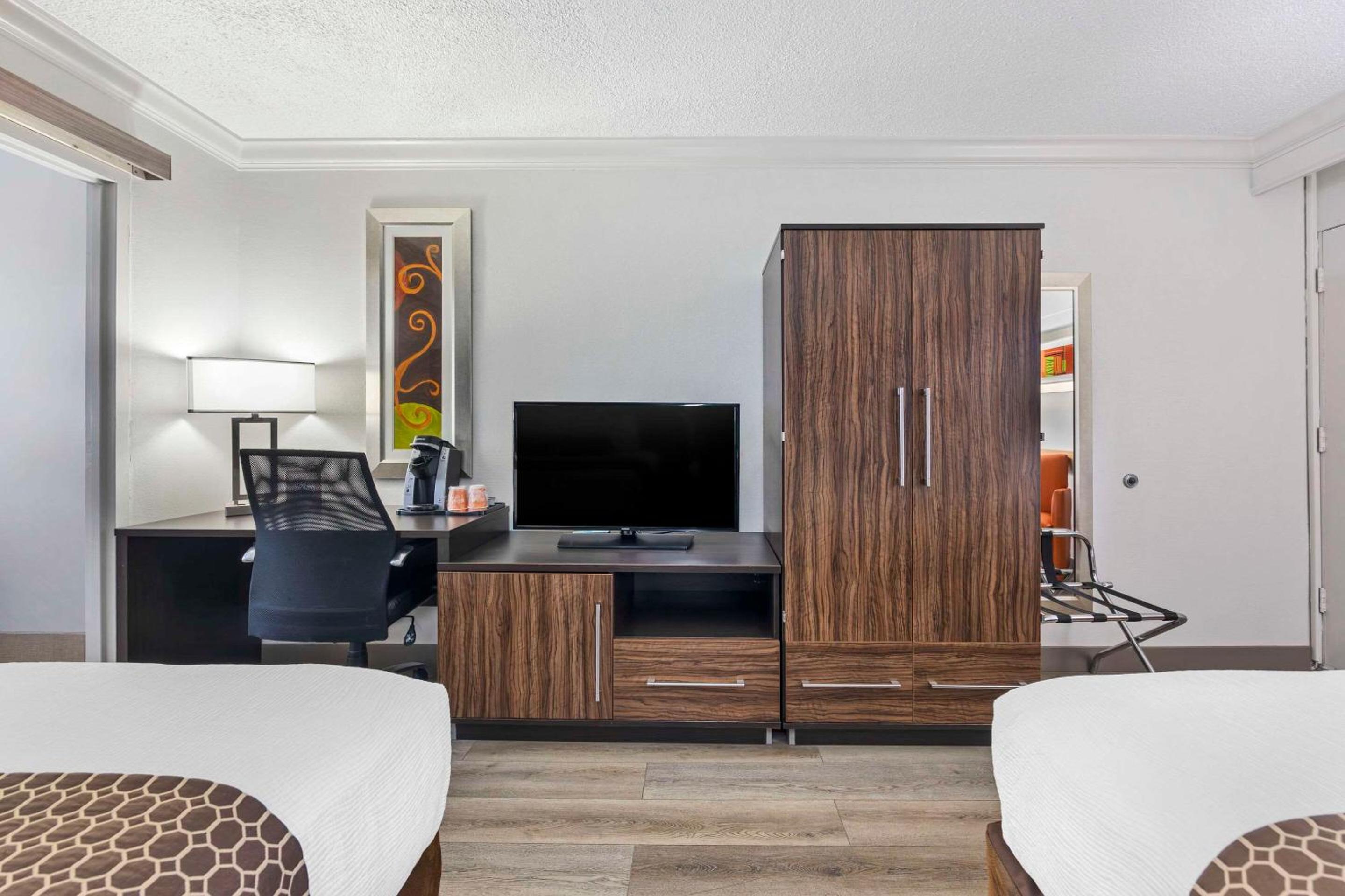 Queen Room with Two Queen Beds - Photo 5
