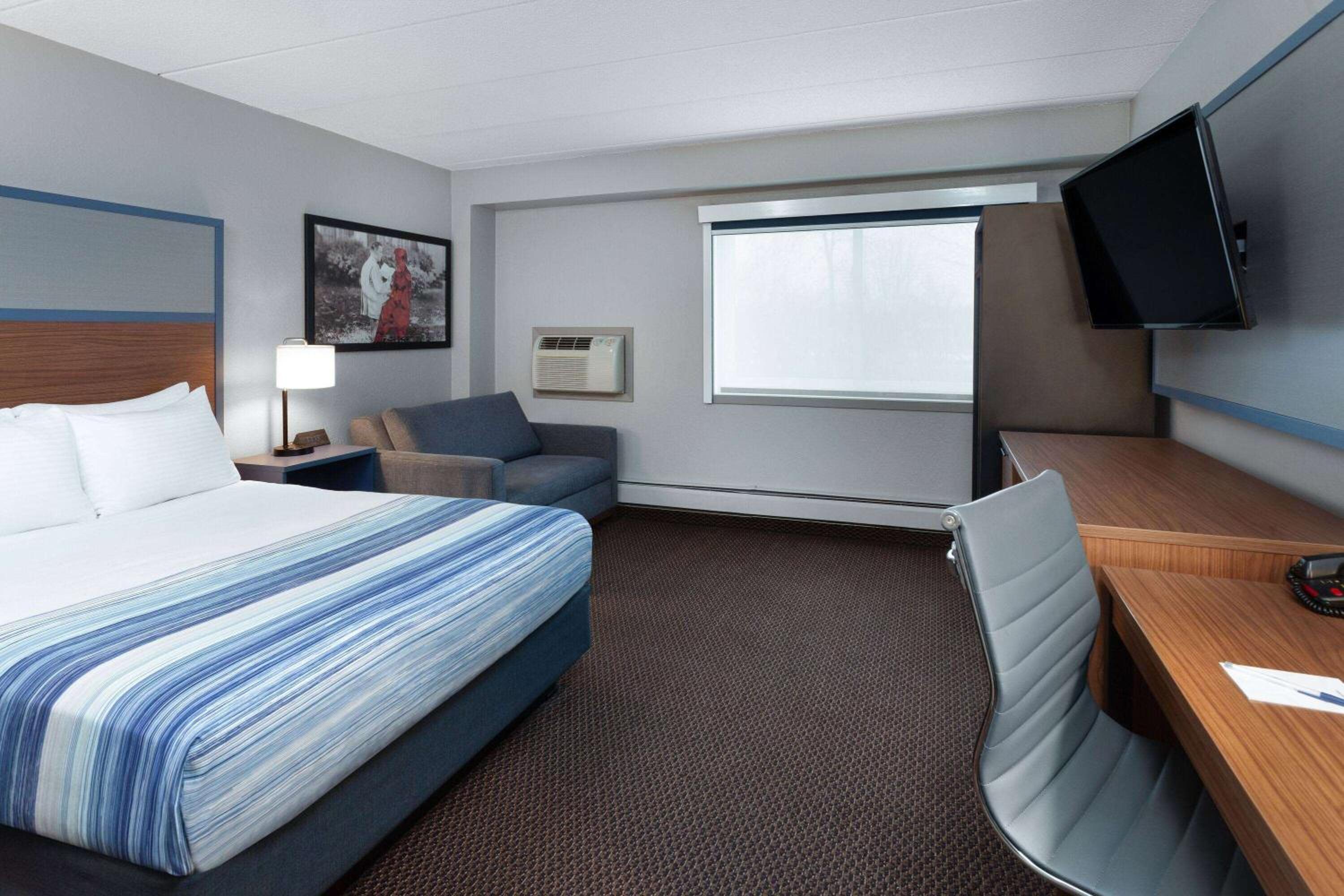 Queen Room - Mobility Access/Non-Smoking - Photo 4
