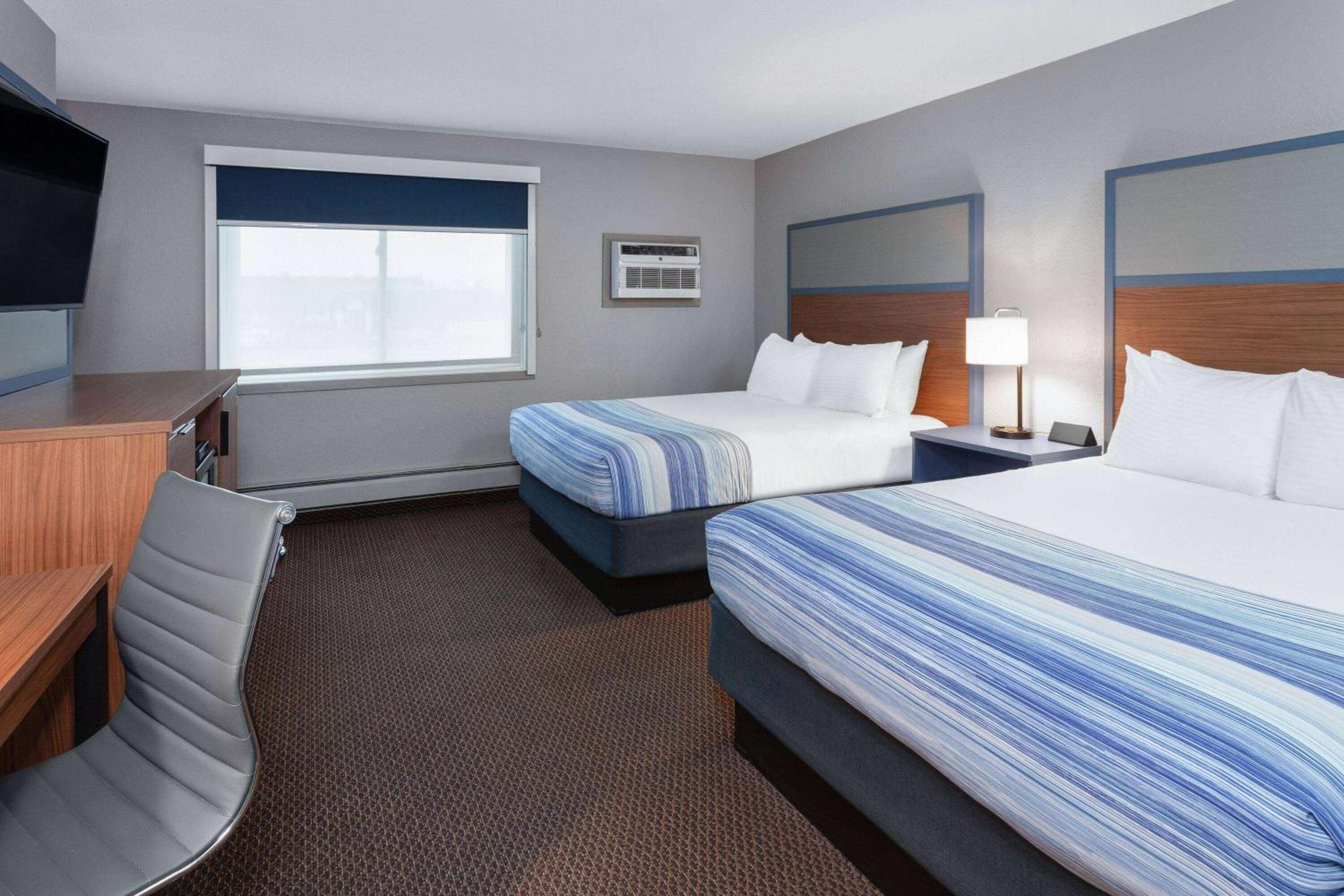 Queen Room with One Queen Bed and Bunk Bed - Pool View - Non-Smoking - Photo 5