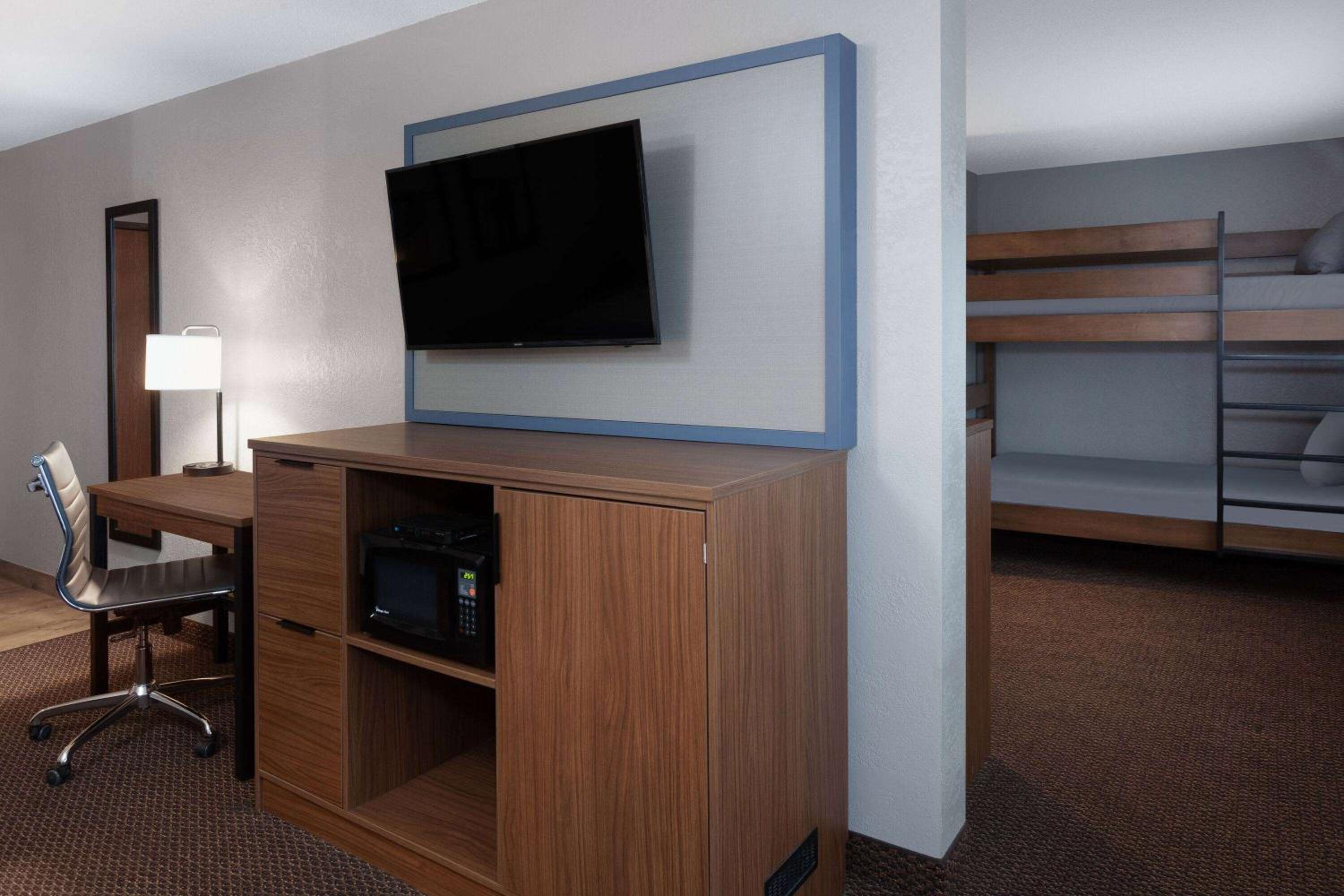 Queen Room with One Queen Bed and Bunk Bed - Pool View - Non-Smoking - Photo 6
