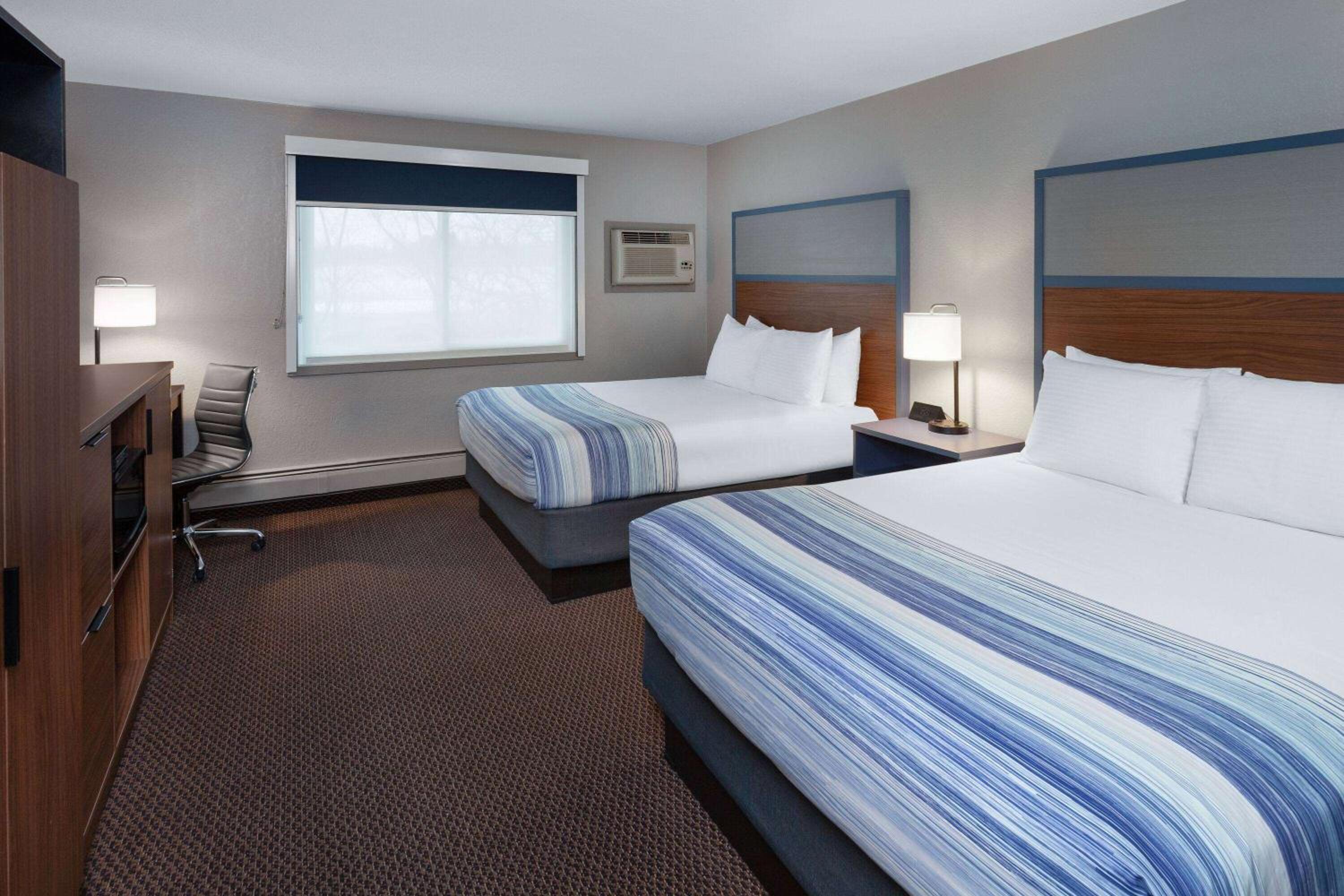 Queen Room with Two Queen Beds - Non-Smoking - Photo 1