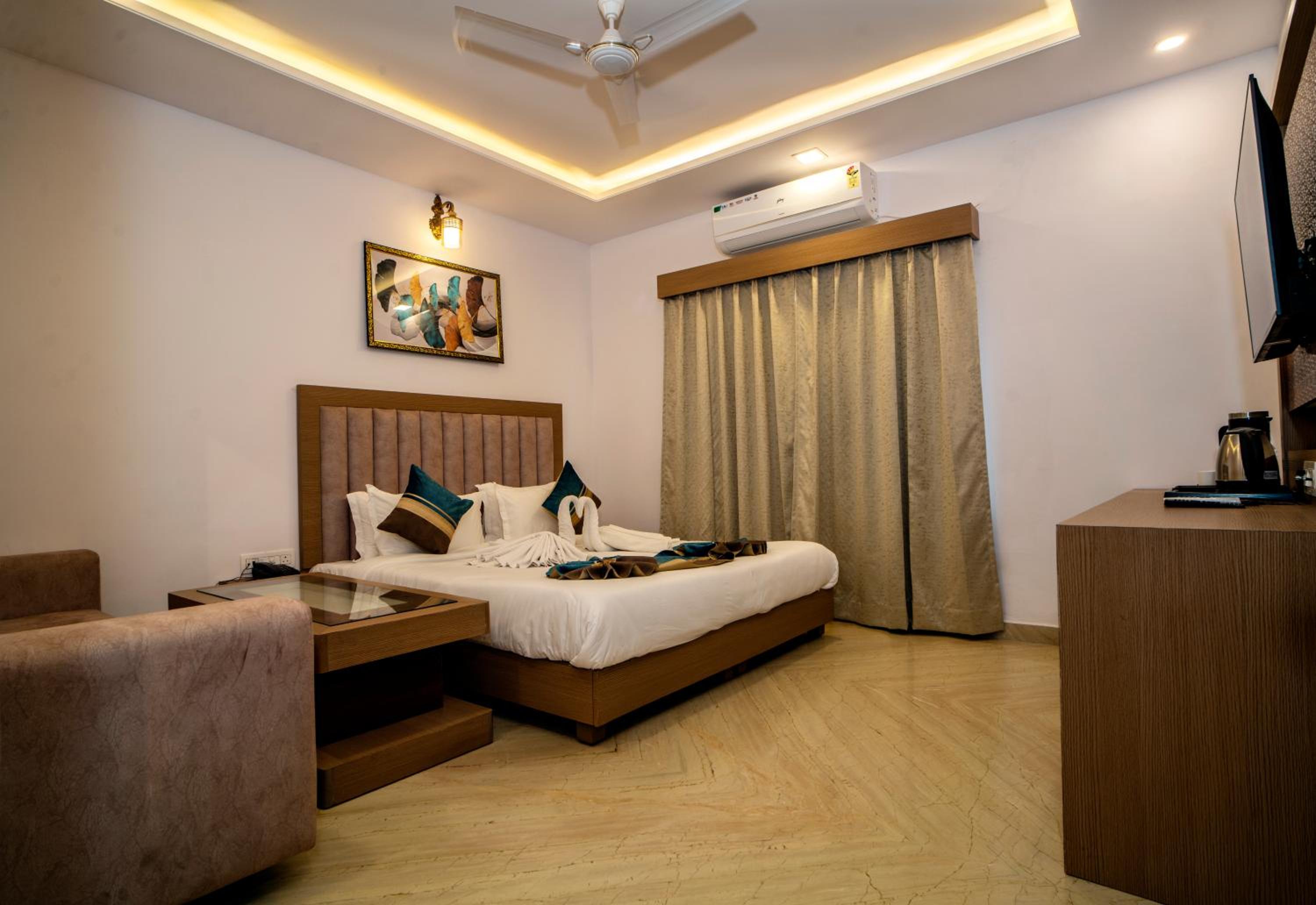 Deluxe King Room - Photo 1