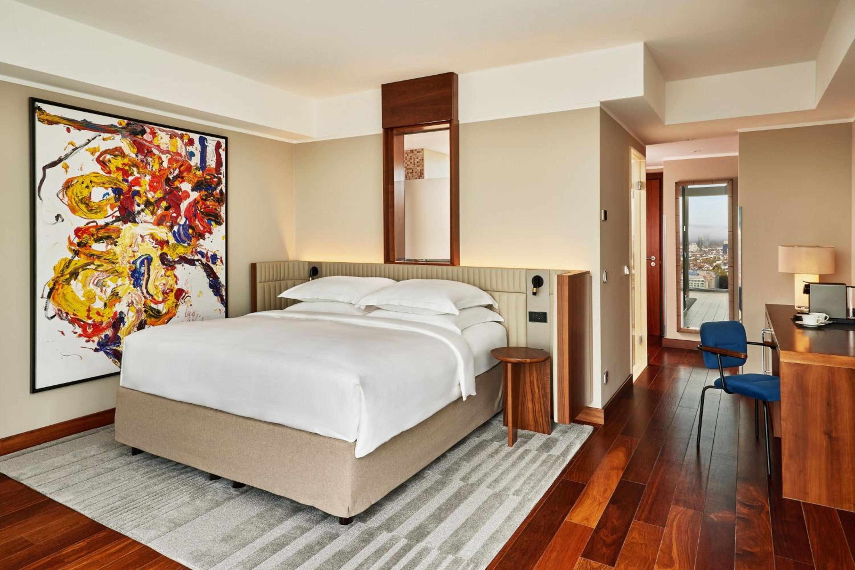 Panoramic Deluxe King Room - Photo 7