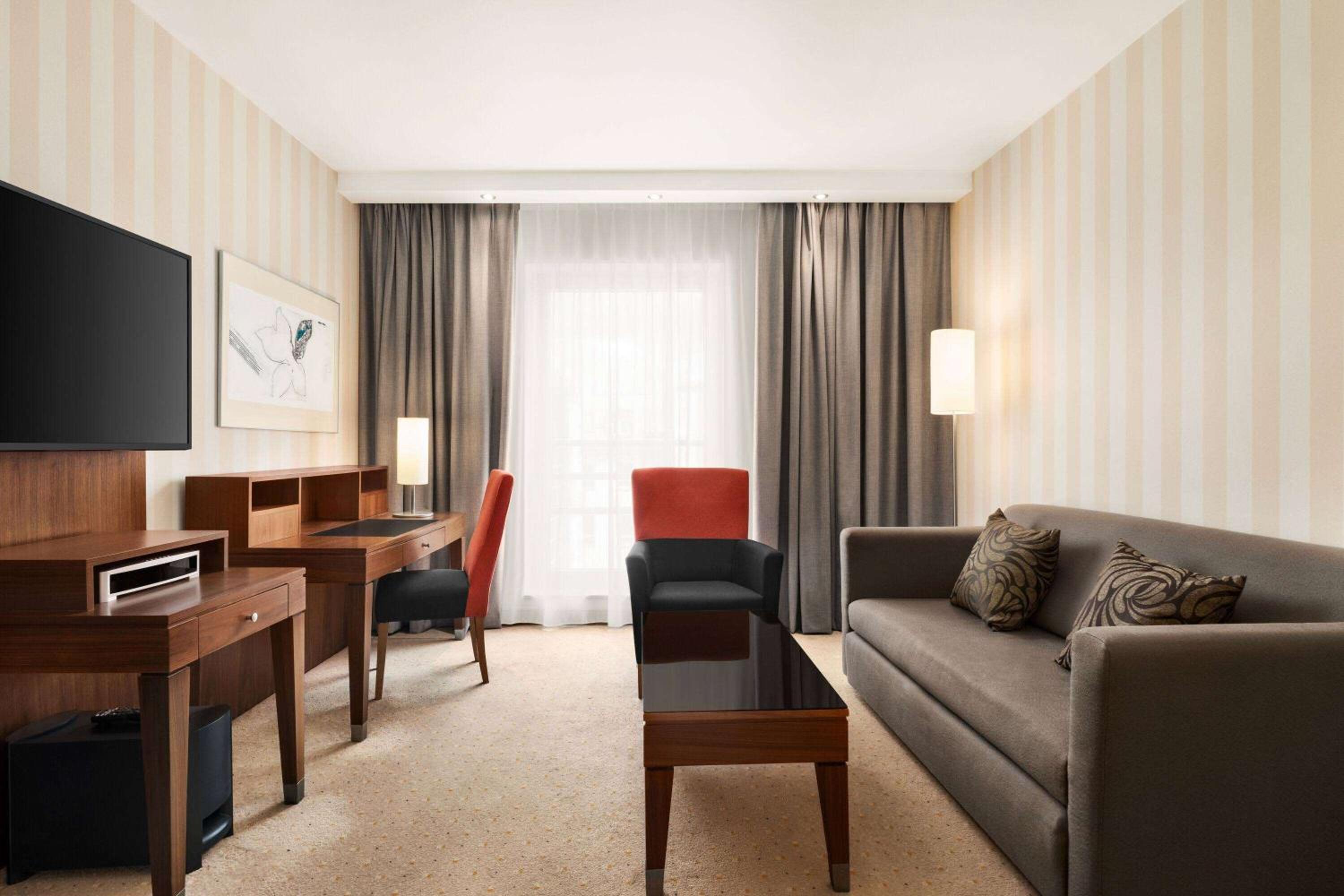 Premium King Room - Photo 3