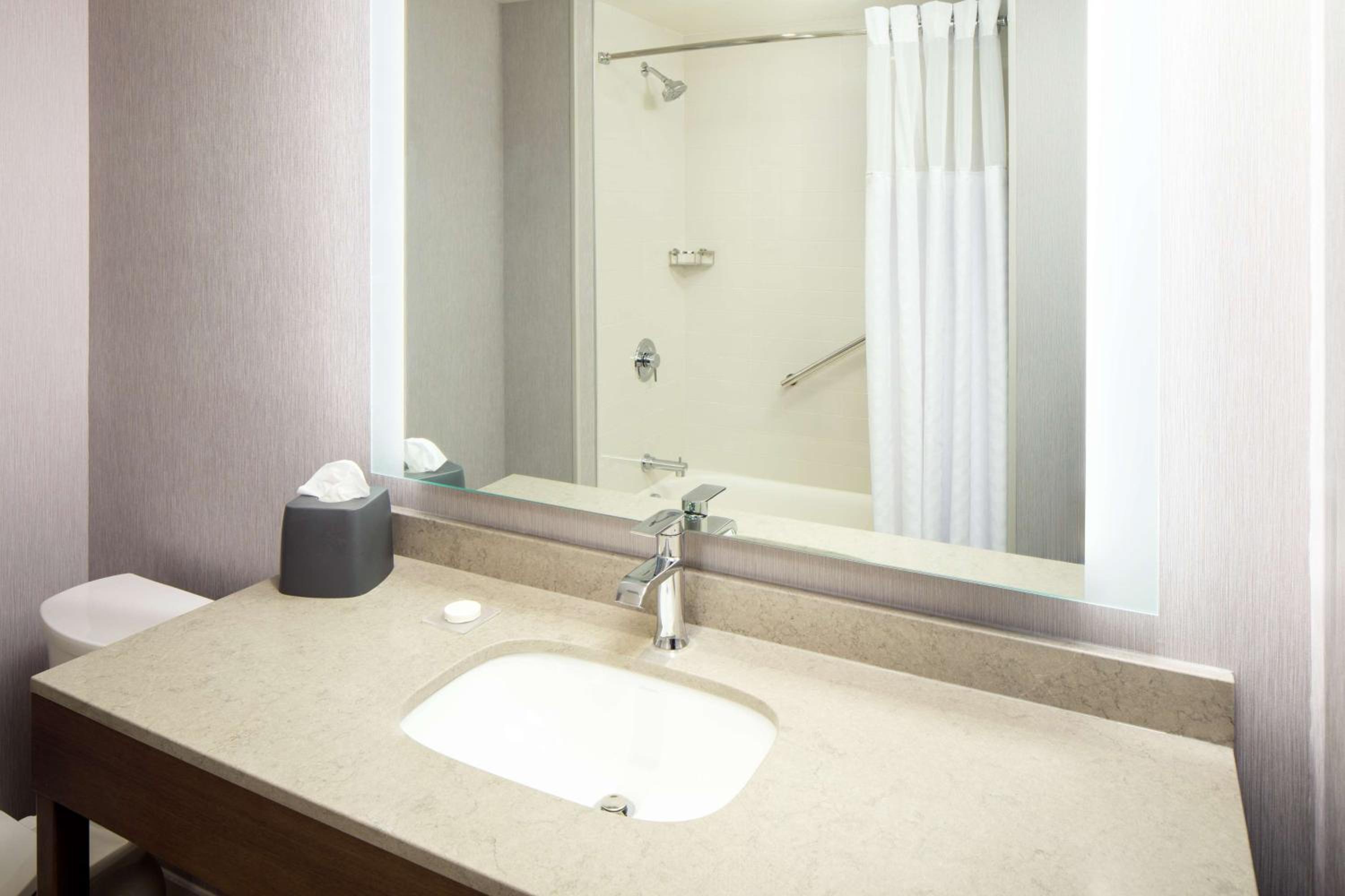 Queen Room with Two Queen Beds with Sofa Bed and Tub - Disability Access - Photo 2