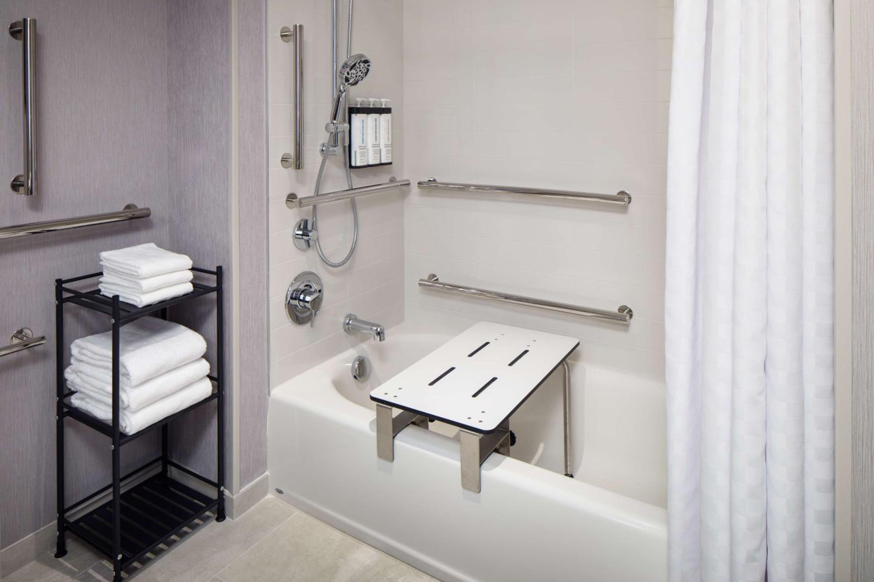 Queen Room with Two Queen Beds with Sofa Bed and Tub - Disability Access - Photo 3
